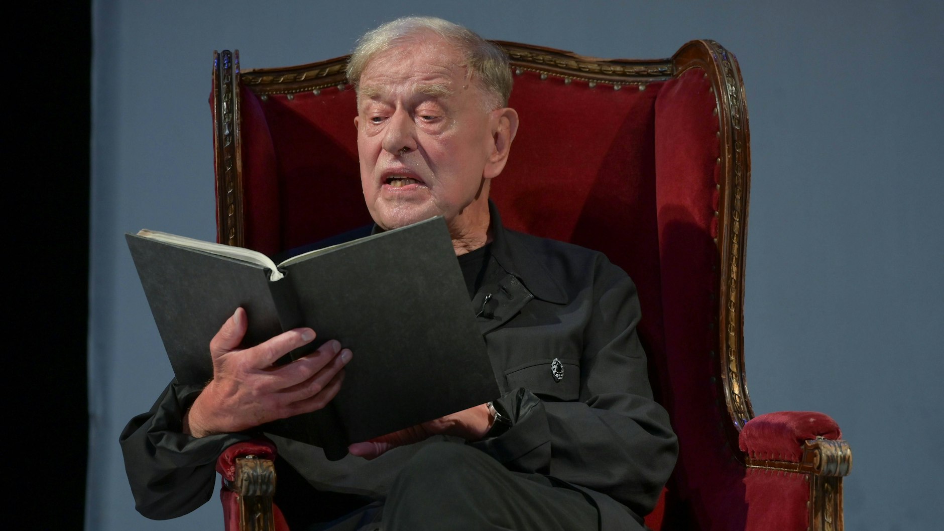 Claus Peymann bei einer Lesung im Jahr 2021. Zuletzt war er als freier Regisseur an verschiedenen Theatern unterwegs.