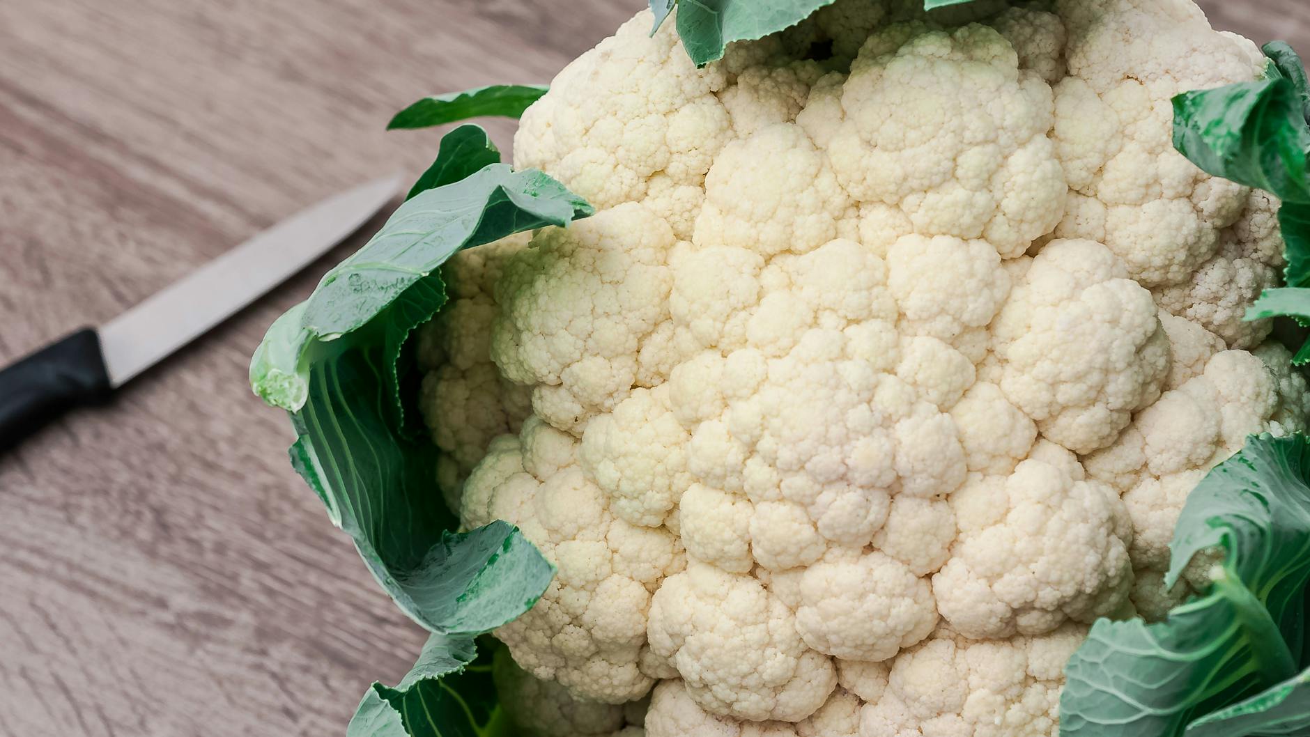 Haben Sie schonmal Blumenkohlsalat zubereitet? Es ist nicht schwer und schmeckt einfach himmlisch, versprochen! Versuchen Sie es mal mit unserem Rezept ...