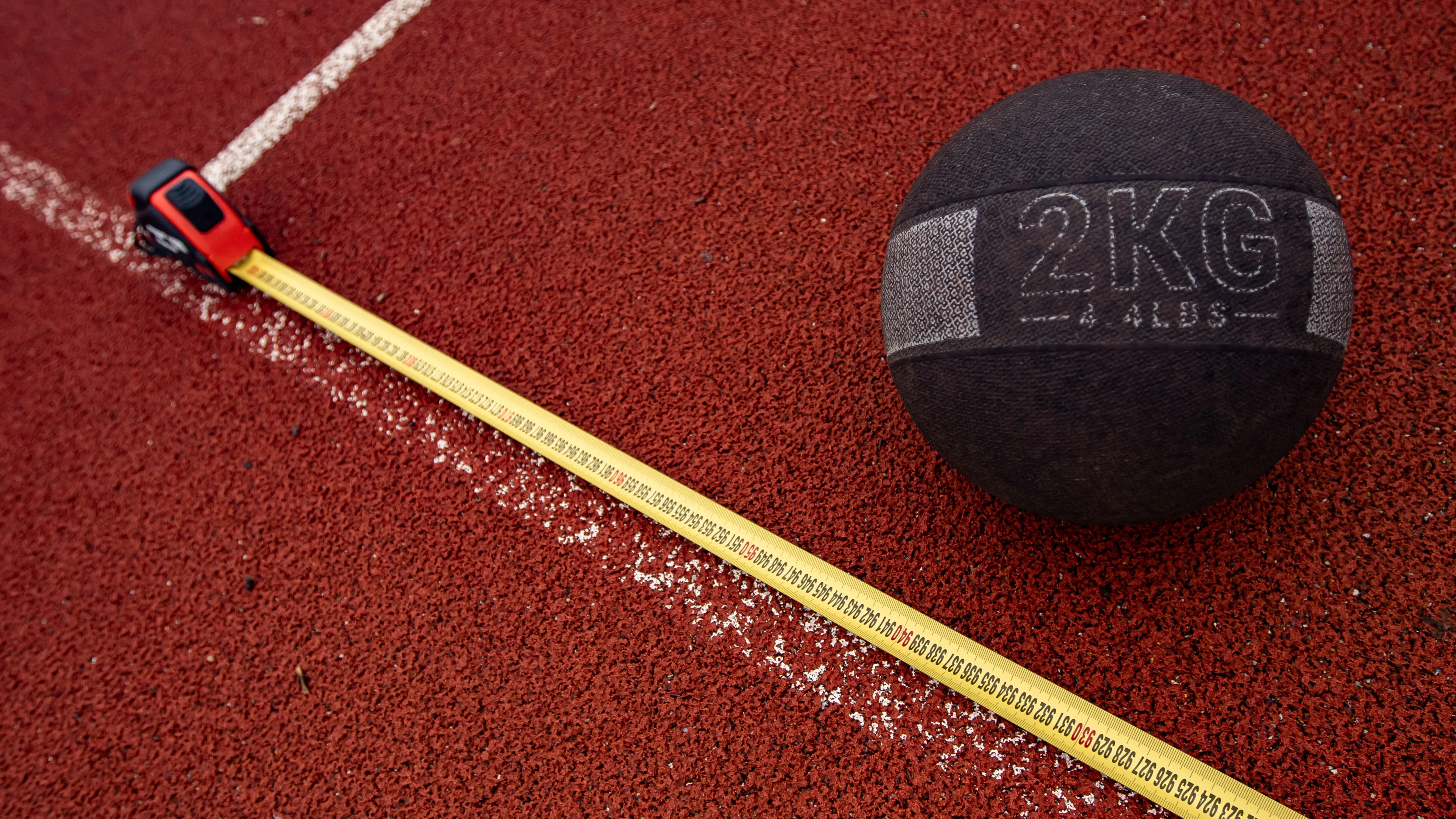 Der Medizinball soll 9,50 Meter weit geworfen werden.