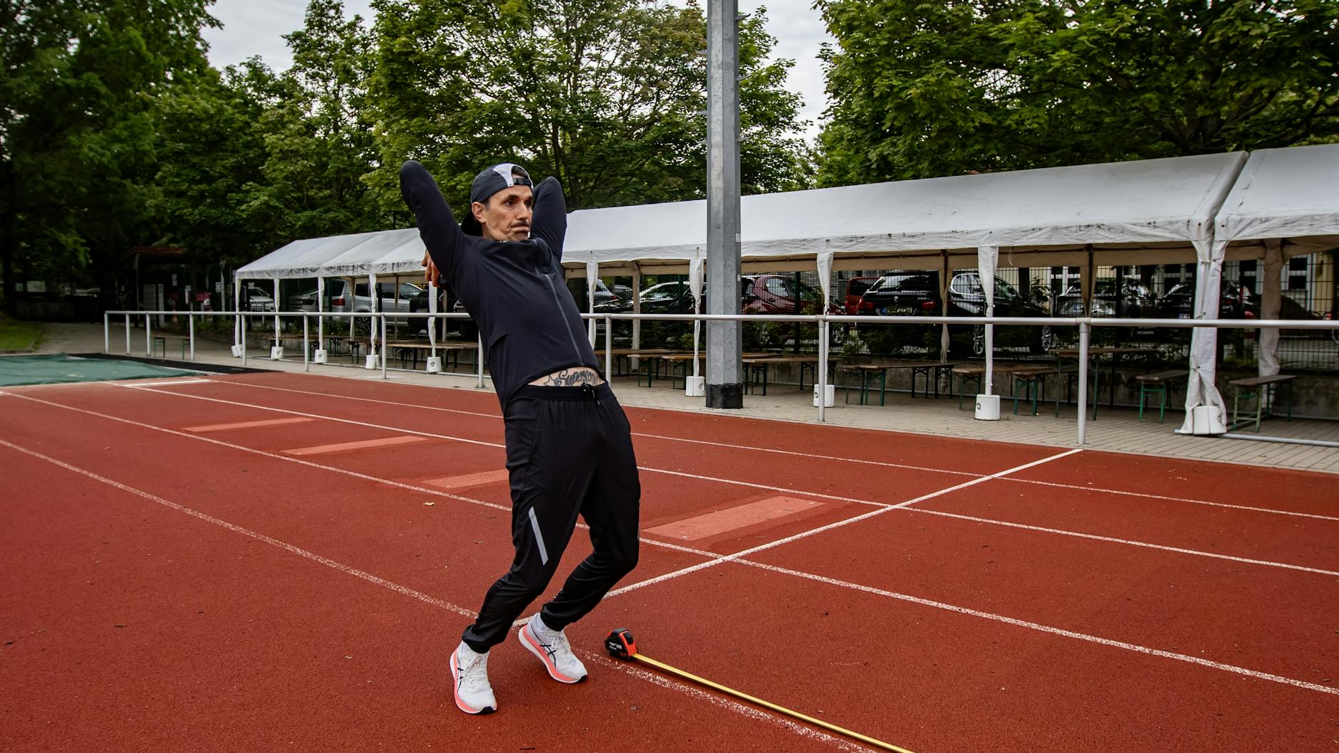 An der Uni in Gießen war Daniel Jugan (42) mit Abstand der älteste Teilnehmer bei der Sporteigungsprüfung.