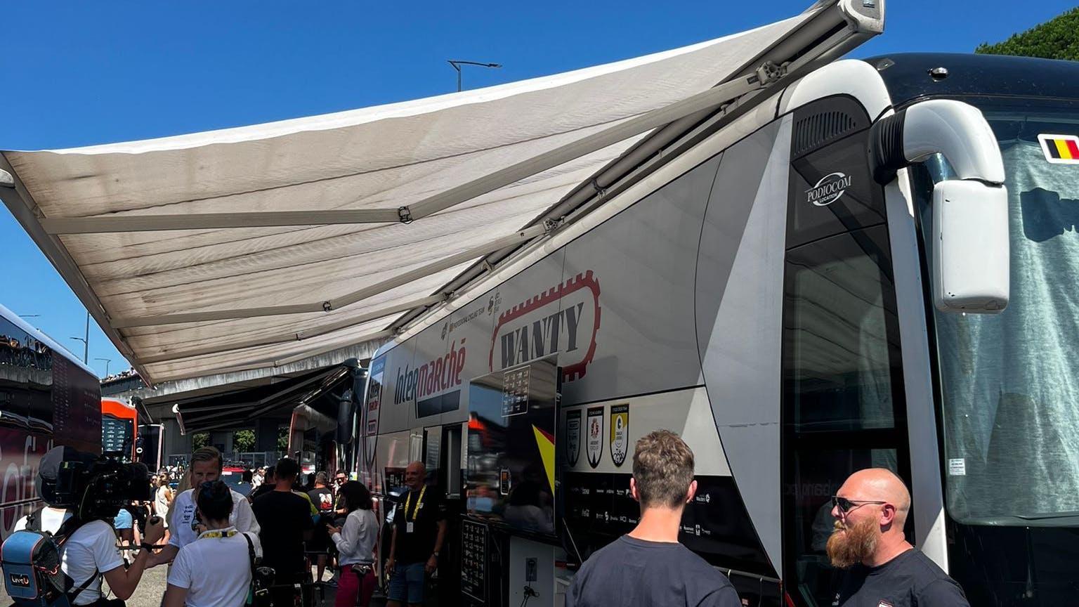 Dank einer riesigen Markise verdoppelt der Team-Bus seine Fläche. Am Tag schützt das vor Sonne und Regen, am Abend sorgt es beim Ausklang des Tages für eine spezielle Atmosphäre.