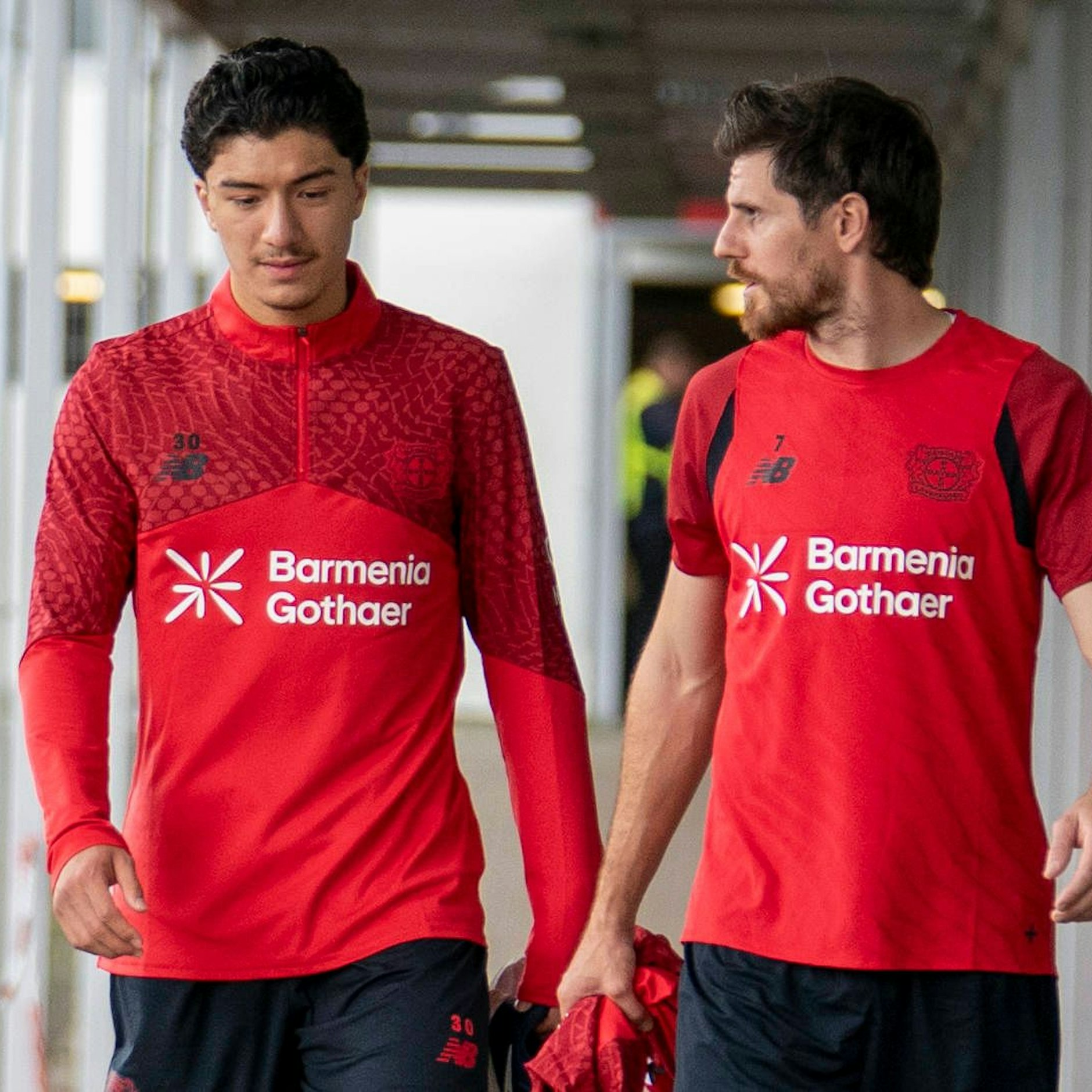 Bayers Routinier Jonas Hofmann (r.) hält ganz große Stücke auf Ex-Herthaner Ibo Maza. 