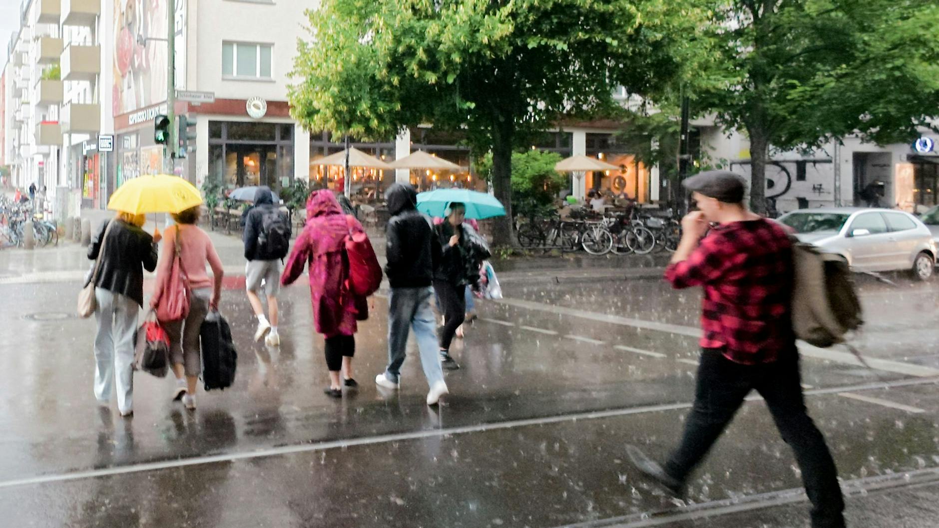 Auch am Mittwoch wurden viele Menschen in Berlin von teils heftigen Unwettern überrascht. Kommt der Sommer nach dem Gewitter zurück - oder droht neuer Starkregen?