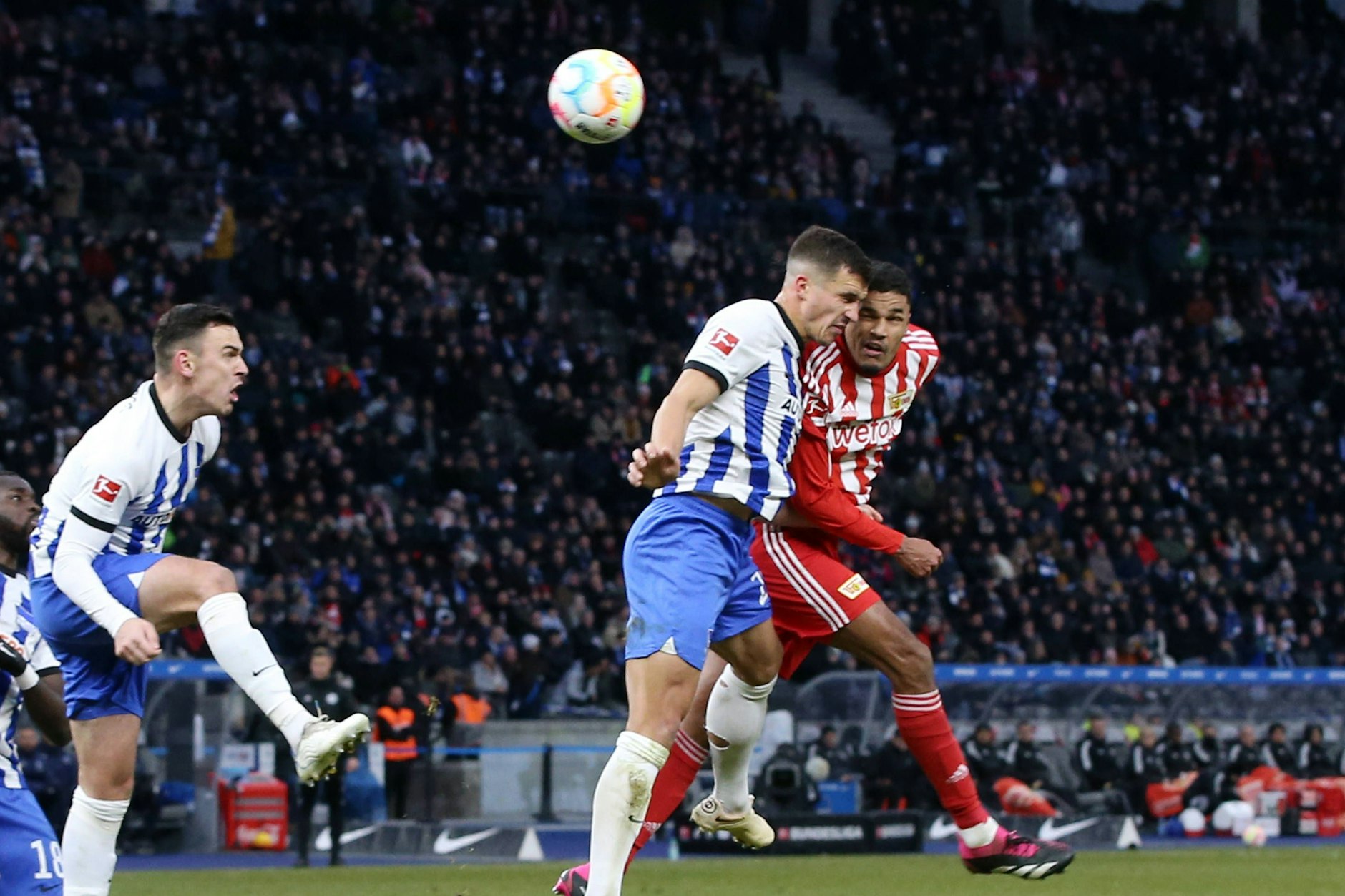 Marc Kempf (M.) und Danilho Doekhi (r.) lieferten sich in Berlin im Dress von Hertha BSC und dem 1. FC Union harte Duelle. In Como könnten die beiden Verteidiger bald gemeinsam an einem Strang ziehen.