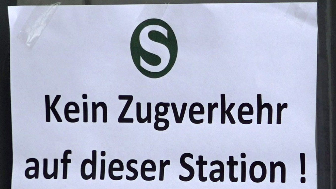 Mit einem Plakat sagt die S-Bahn, das nichts los ist.
