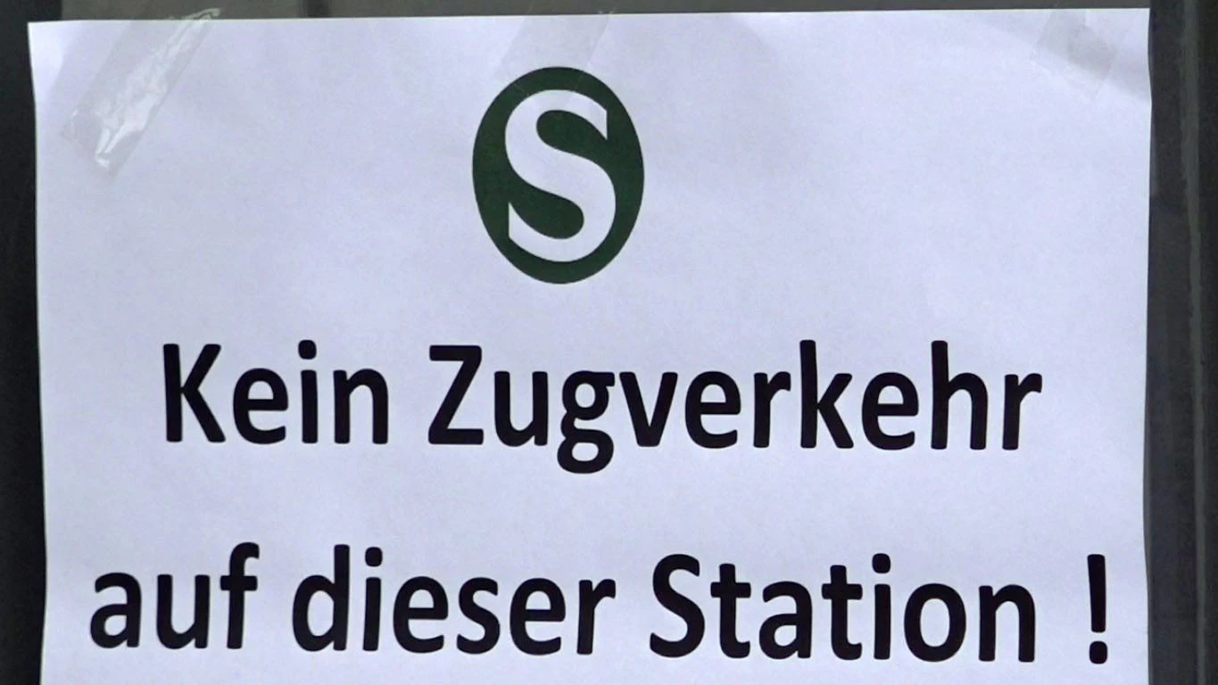 Mit einem Plakat sagt die S-Bahn, das nichts los ist.