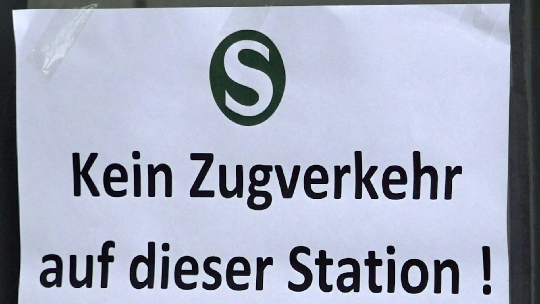 Mit einem Plakat sagt die S-Bahn, das nichts los ist.