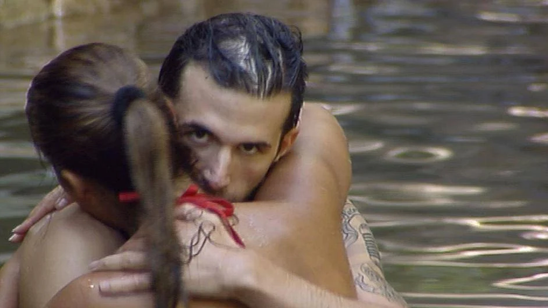 Fans des Dschungelcamp erinnern sich: Der legendäre Blick von Jay Khan in die Kamera beim Knutschen mit Indira Weis erhitzte damals die Gemüter.