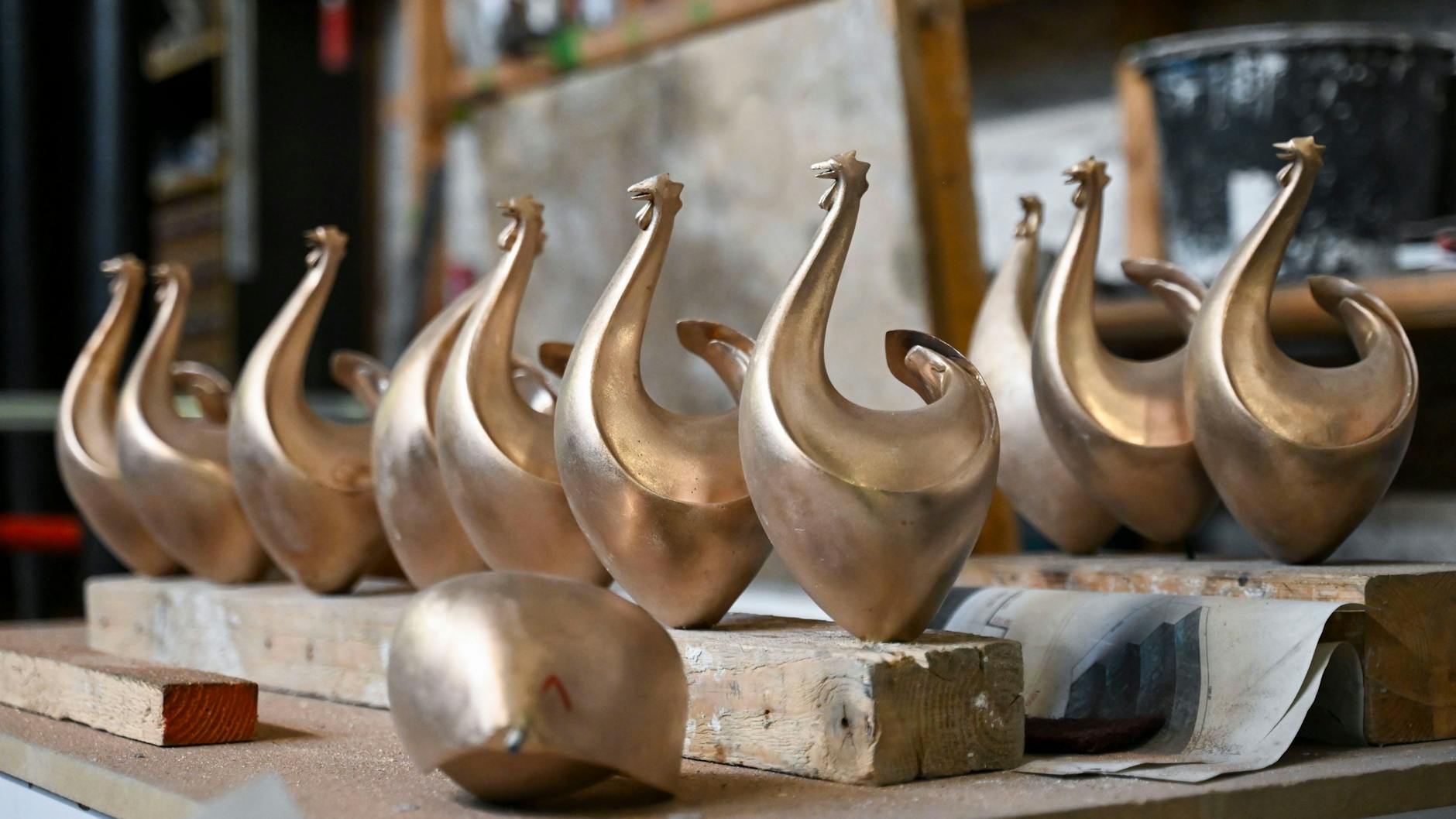 Fast fertige Trophäen für den Medienpreis Goldene Henne stehen in der Skulpturengießerei Knaak in Berlin.
