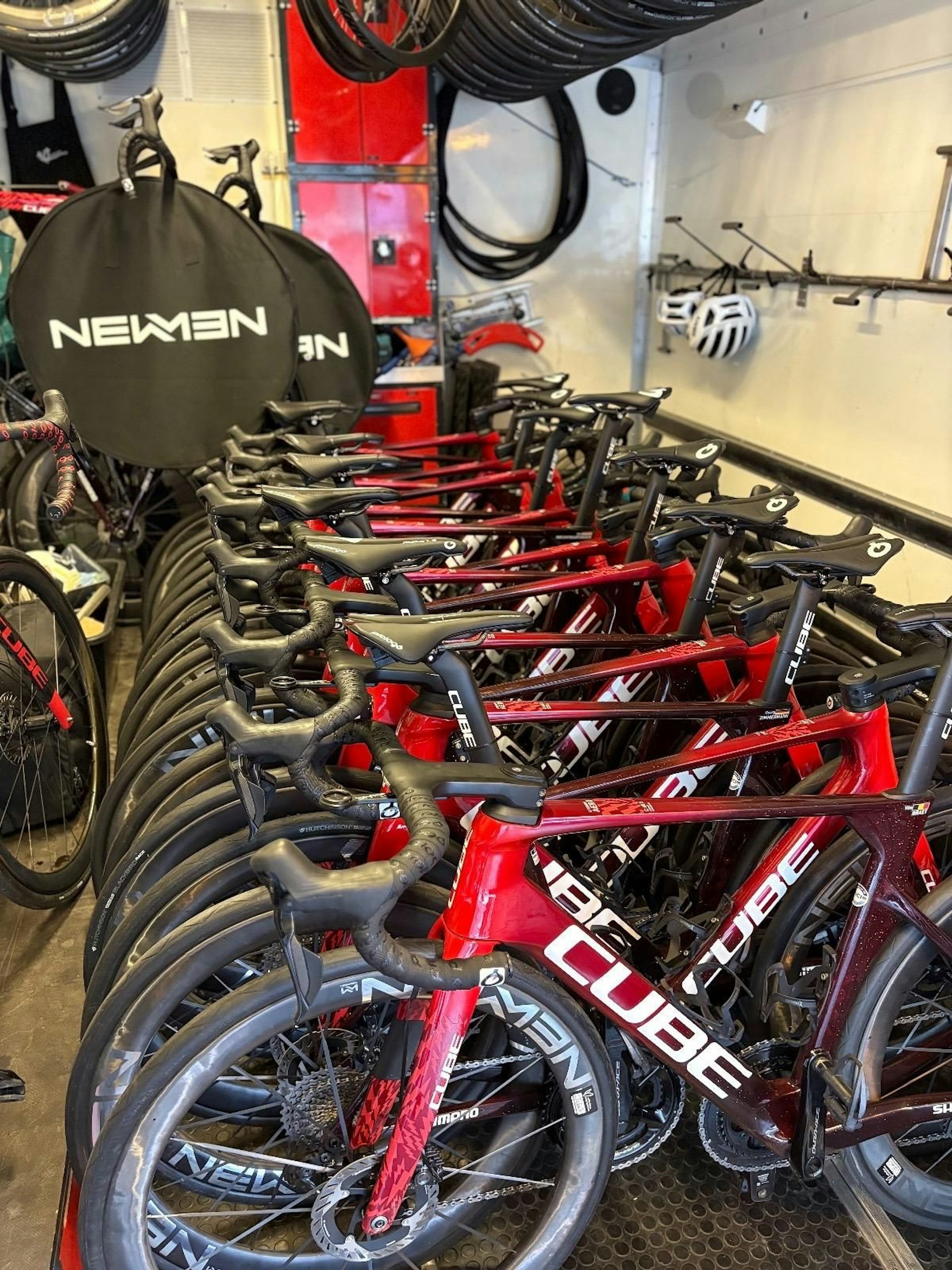 Ein Blick in den rollenden Fahrradladen des Teams. Hier gibt es nichts, was nicht eventuell benötigt werden könnte und noch viel mehr.