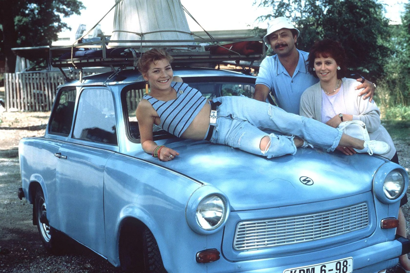 Auch der Trabi kommt in vielen Witze aus der DDR vor - er war zugleich ein Symbol für die Freiheit und die Mangelwirtschaft der DDR. Denn man musste auf die Rennpappe jahrelang warten. 