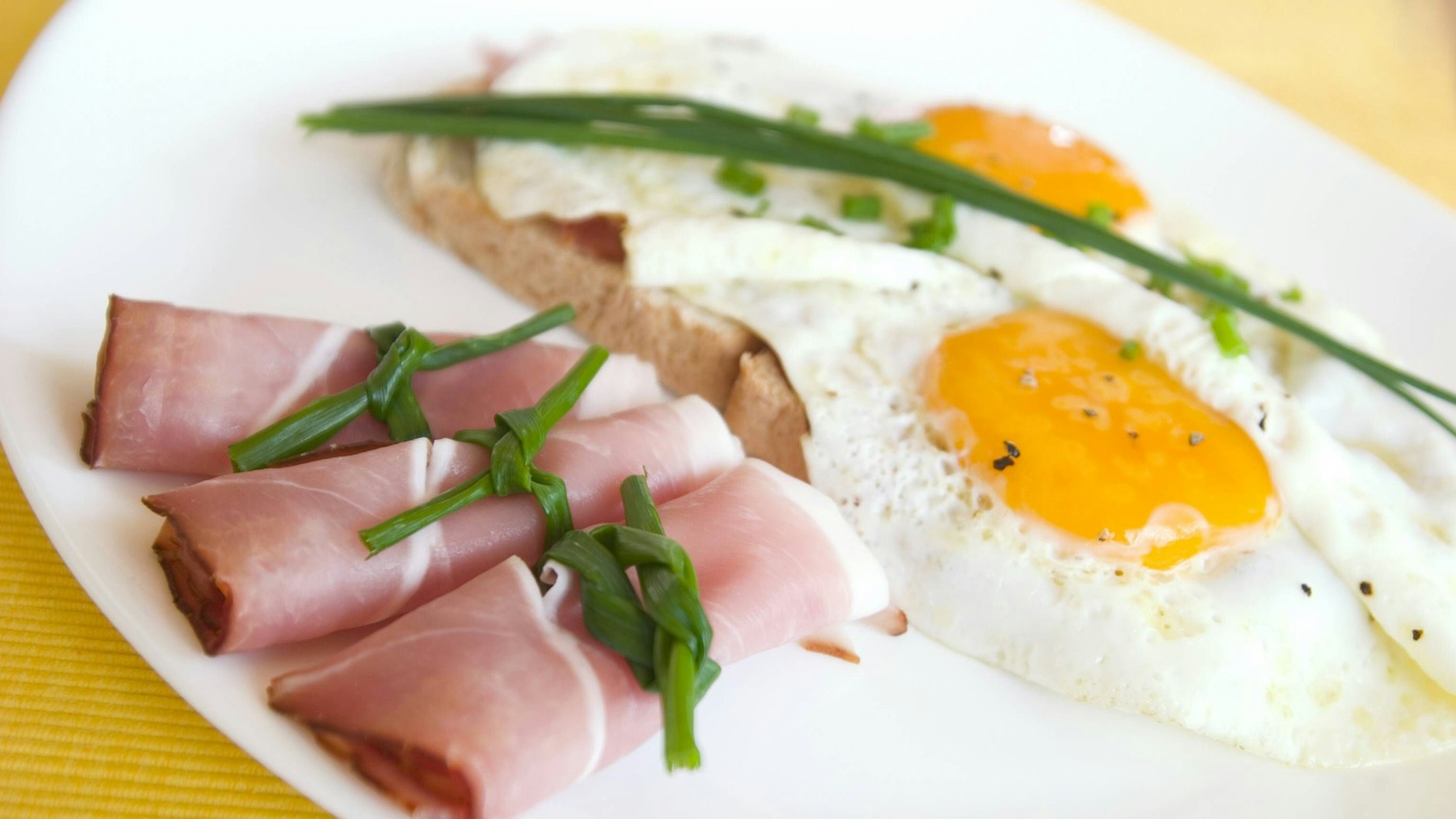 Leckeres Spiegelei auf Brot: Das ist ein Abendessen, das schnell geht und glücklich macht. Versuchen Sie einfach mal unser Rezept für Omas Kraftstulle!