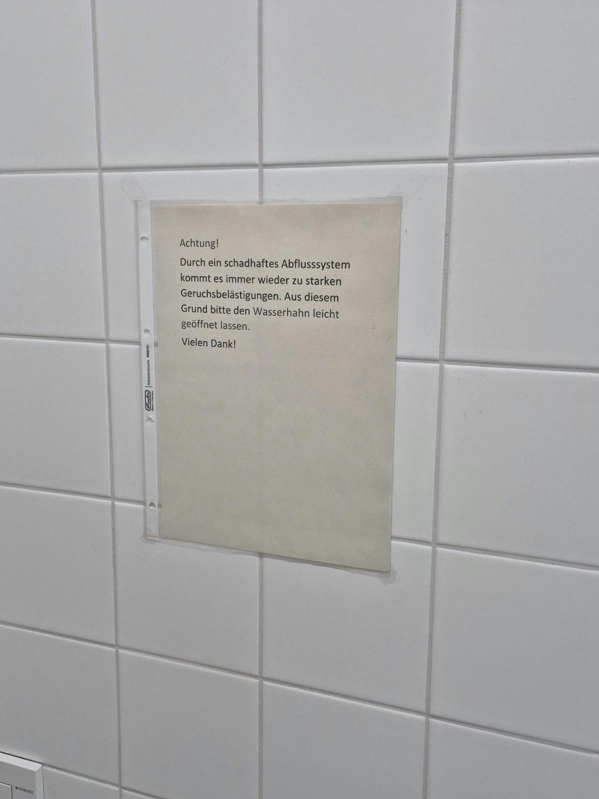 In der Polizeidirektion 4: Lieber das Wasser laufen lassen, als Abfluss-System zu reparieren.