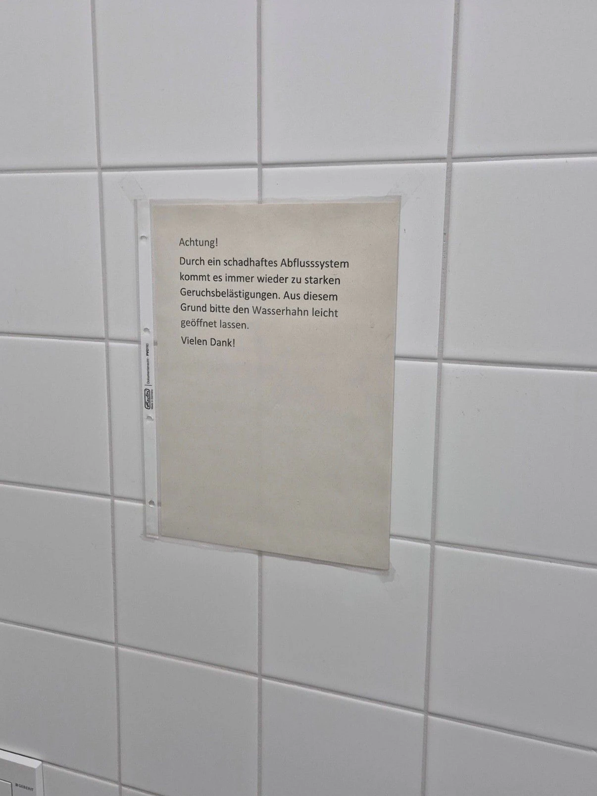 In der Polizeidirektion 4: Lieber das Wasser laufen lassen, als Abfluss-System zu reparieren. 