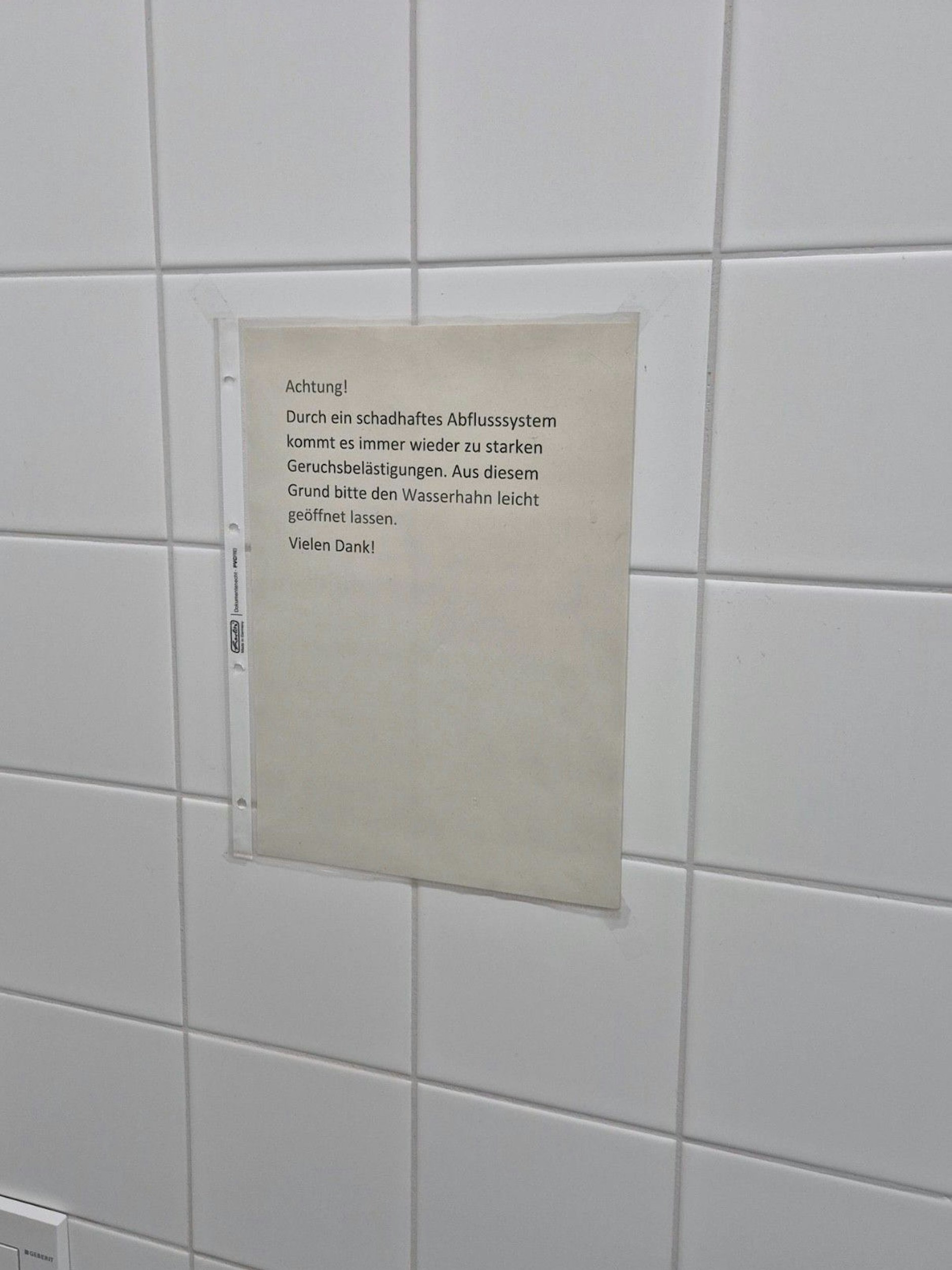 In der Polizeidirektion 4: Lieber das Wasser laufen lassen, als Abfluss-System zu reparieren. 