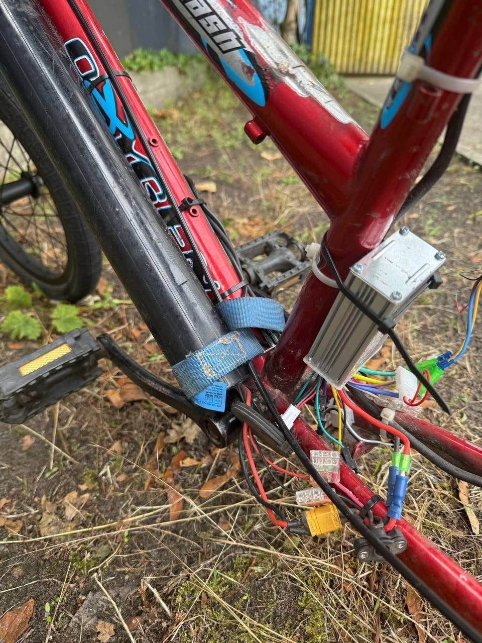 Akku, Kabel, E-Motor – alles da! Mit dem so präparierten Rad brachte es der Besitzer in der Residenzstraße auf immerhin 30 Kilometer pro Stunde.