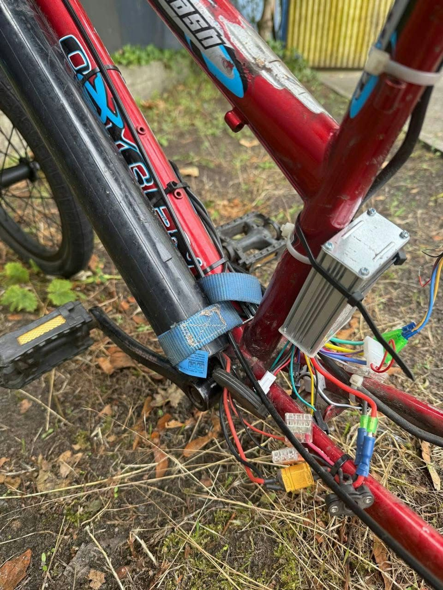 Akku, Kabel, E-Motor – alles da! Mit dem so präparierten Rad brachte es der Besitzer in der Residenzstraße auf immerhin 30 Kilometer pro Stunde.