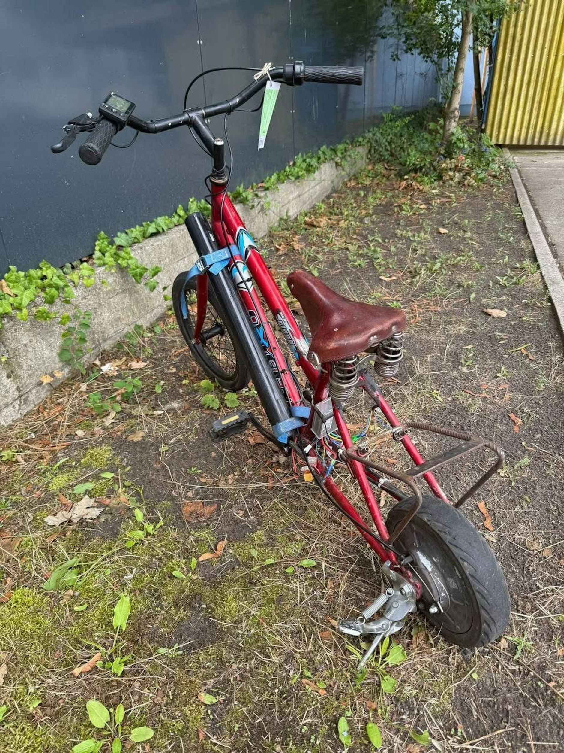 Das kleine Fahrrad sieht auf den ersten Blick aus wie der Drahtesel von nebenan, doch der Besitzer hat hier einige Raffinessen verbaut.
