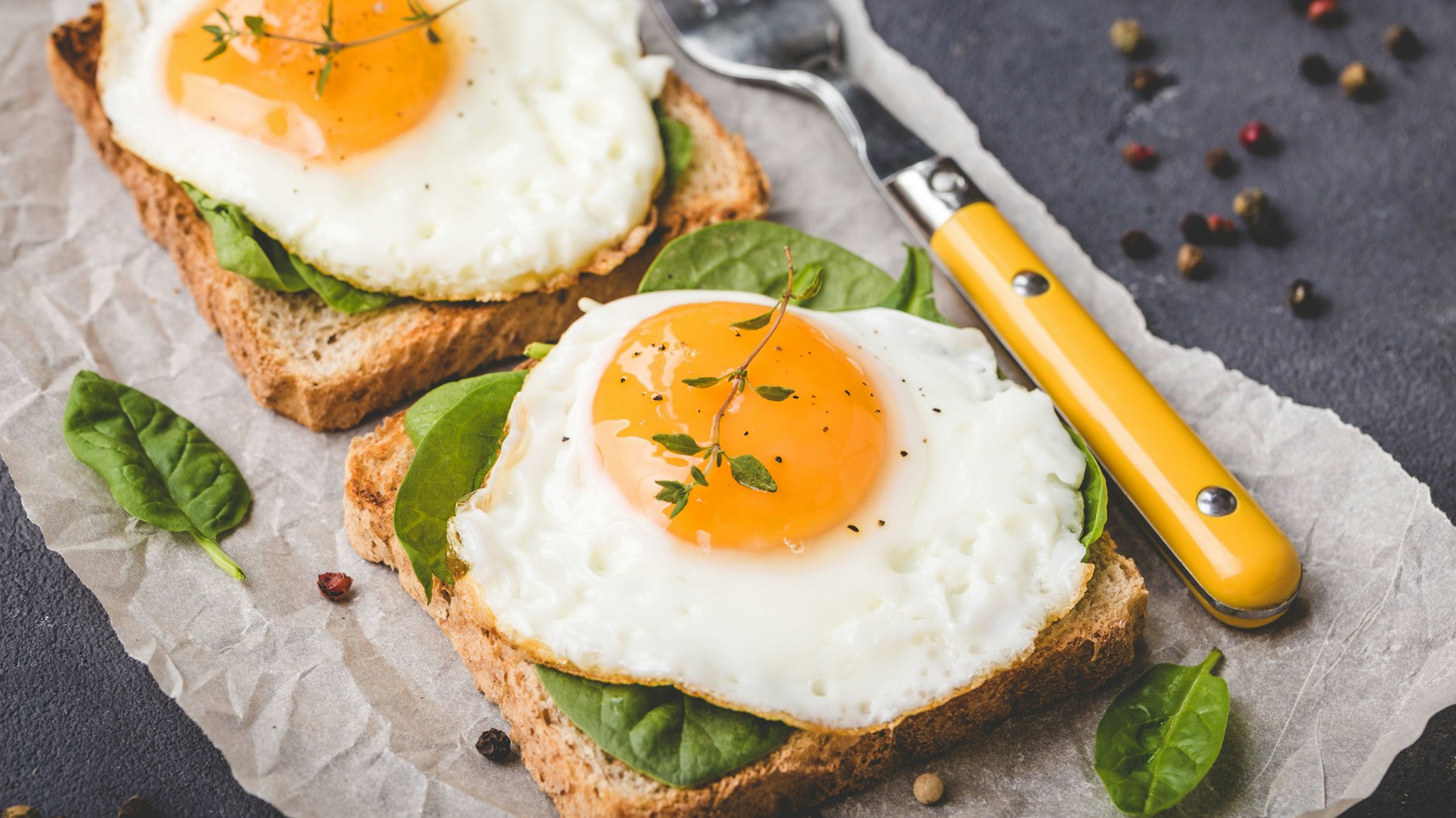 Spiegelei auf Toast ist ein echter Klassiker der Abendbrot-Küche. Eine Abwandlung davon ist die Kraftstulle, die schon Oma sehr gern zubereitet hat.
