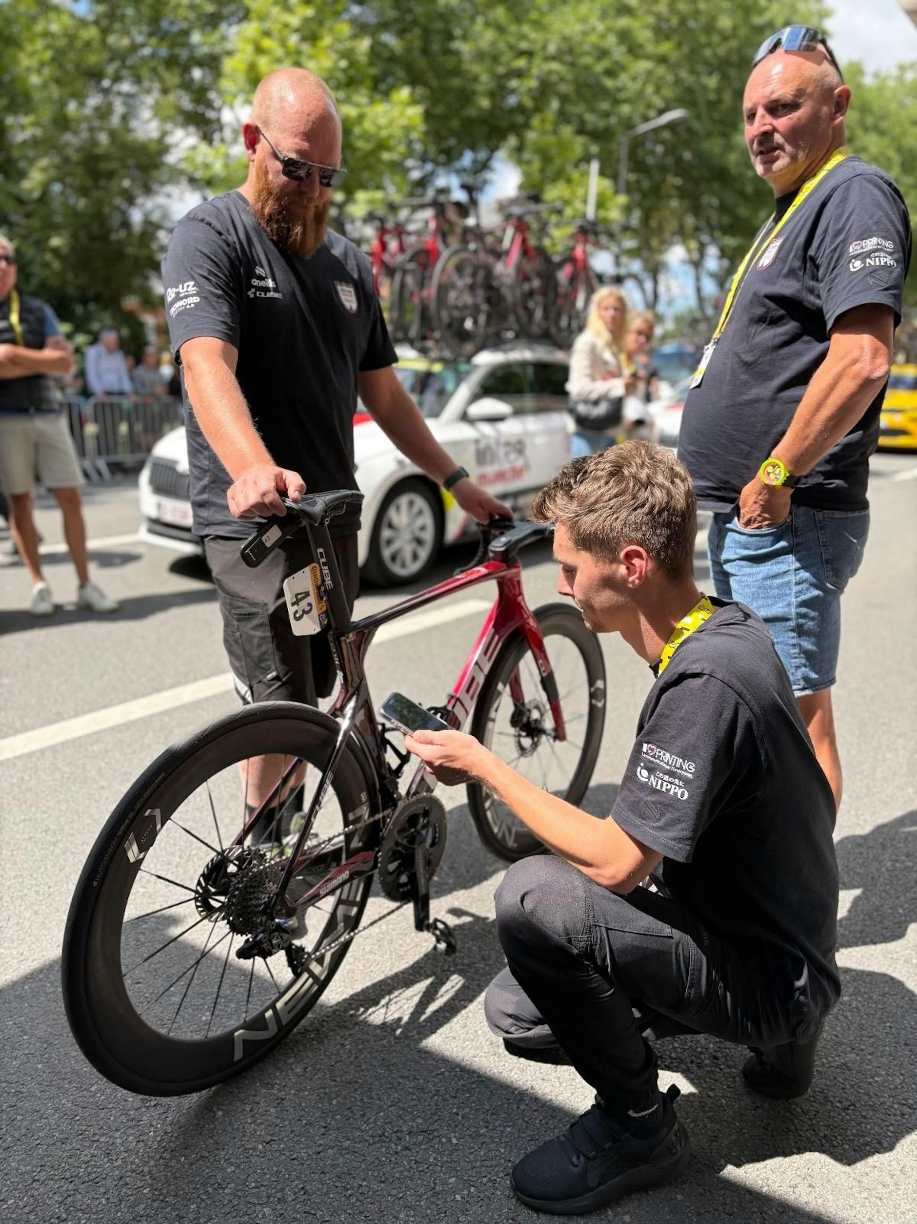Johann, Kacpar und Hans Alois (v.l.) sind die Mechaniker-Götter im Team Intermarché-Wanty.