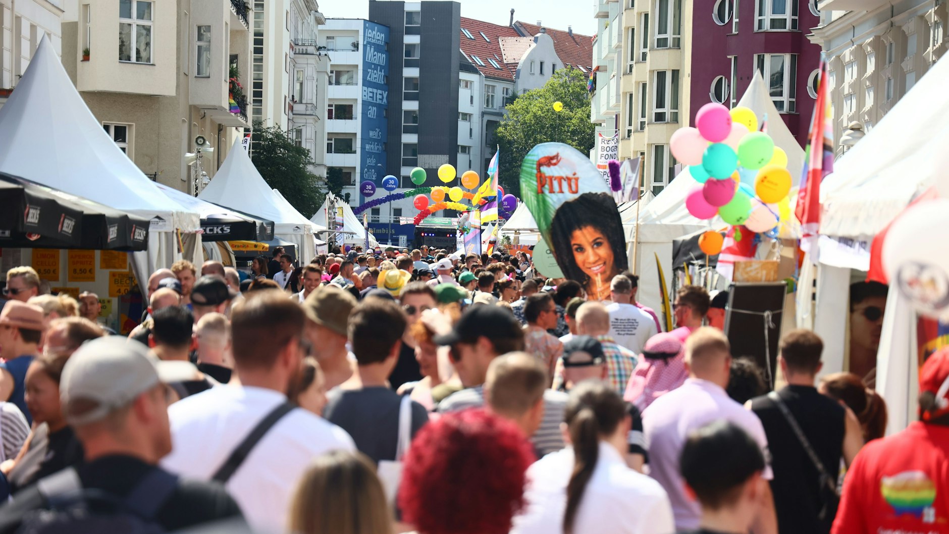 Am Wochenende wird in Schöneberg wieder das Lesbisch-schwule Straßenfest gefeiert. Dafür müssen verschiedene Straßen gesperrt werden.