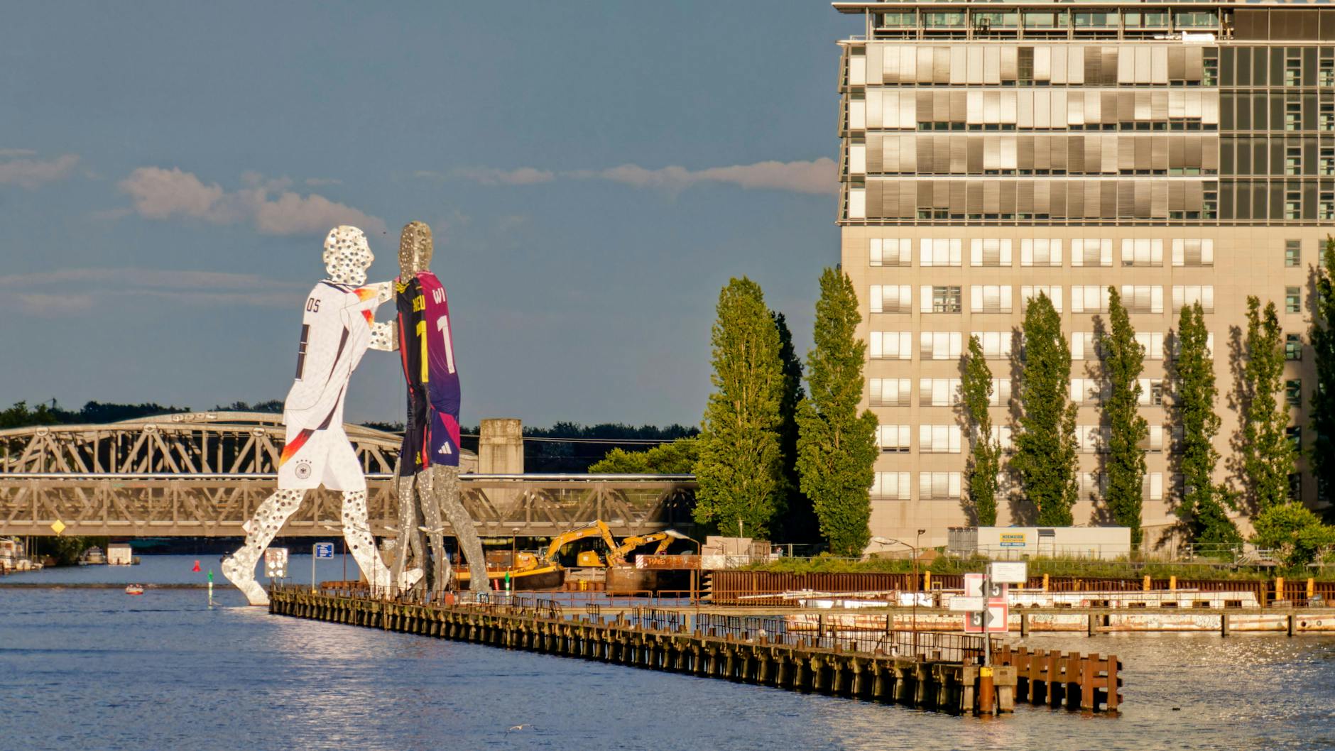 Der Grenzsteg in der Spree. Hier soll ein neues Veranstaltungs- und Bildungszentrum auf dem Wasser entstehen.