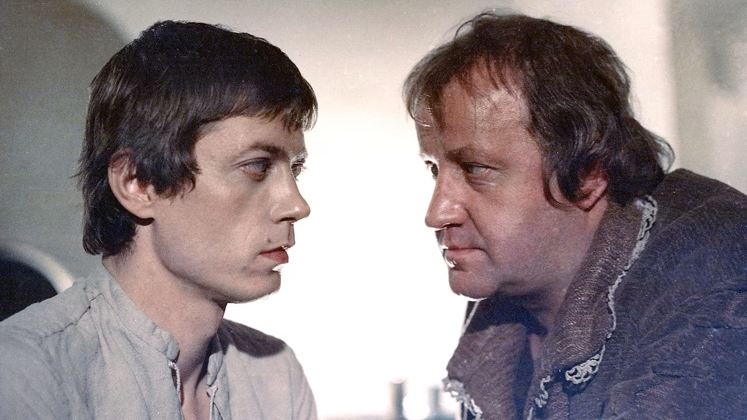 Jan Spitzer spielte in dem DDR-Film den Arzt Jörg, rechts ist Dieter Franke als Gevatter Tod zu sehen.