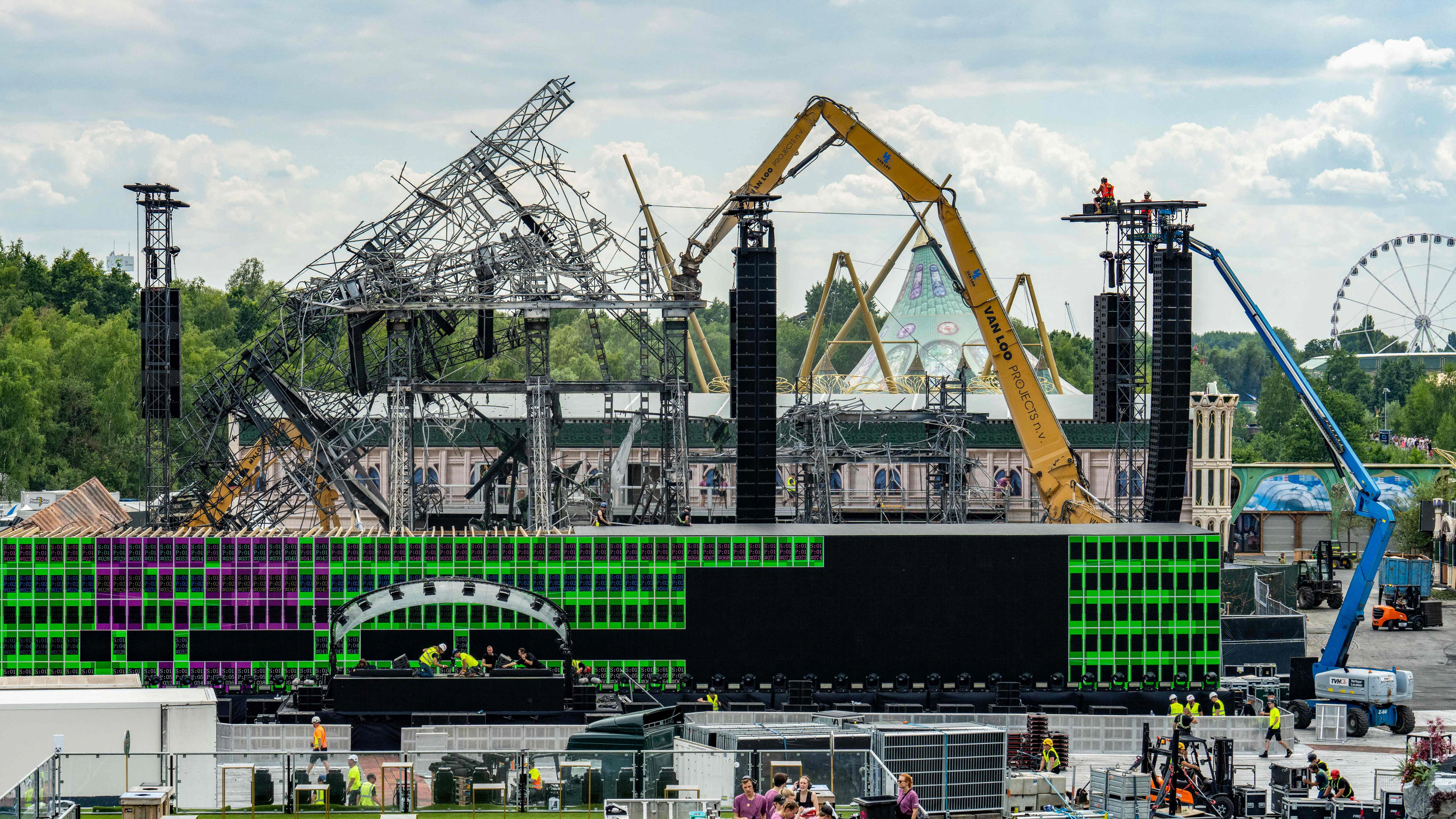 Die neue Bühne auf dem Gelände des Tomorrowland. Im Hintergrund sind die Überreste der abgebrannten ehemaligen Main Stage zu sehen.