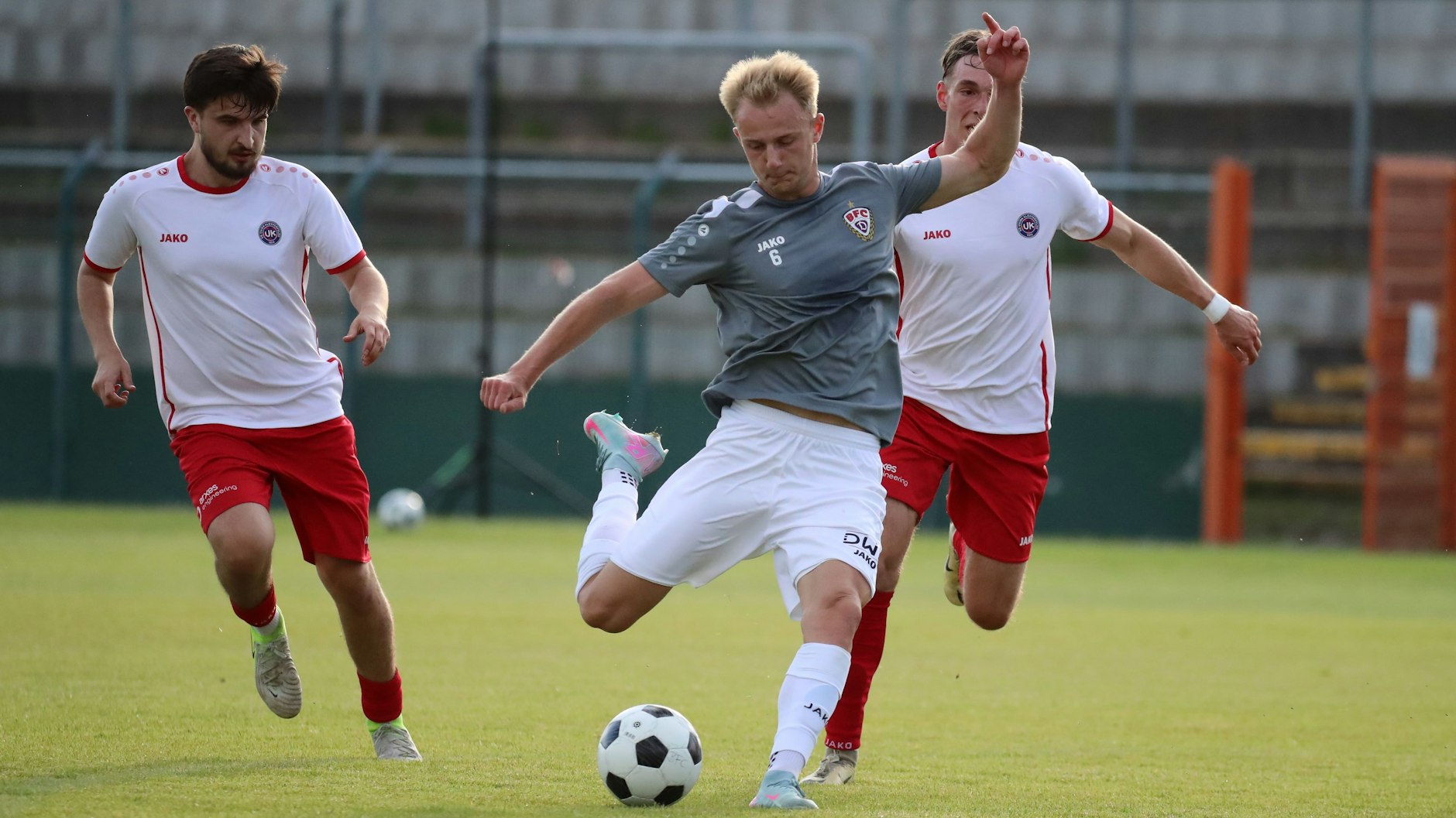 Wille Reincke (M.) ist der 16. Neue. Wenn er gegen Lichtenberg 47 spielen darf, dann erstmals als „richtiger“ Spieler des BFC Dynamo. In den Testspielen zuvor dribbelte er zur Probe als Gast auf, jetzt hat er einen Vertrag..