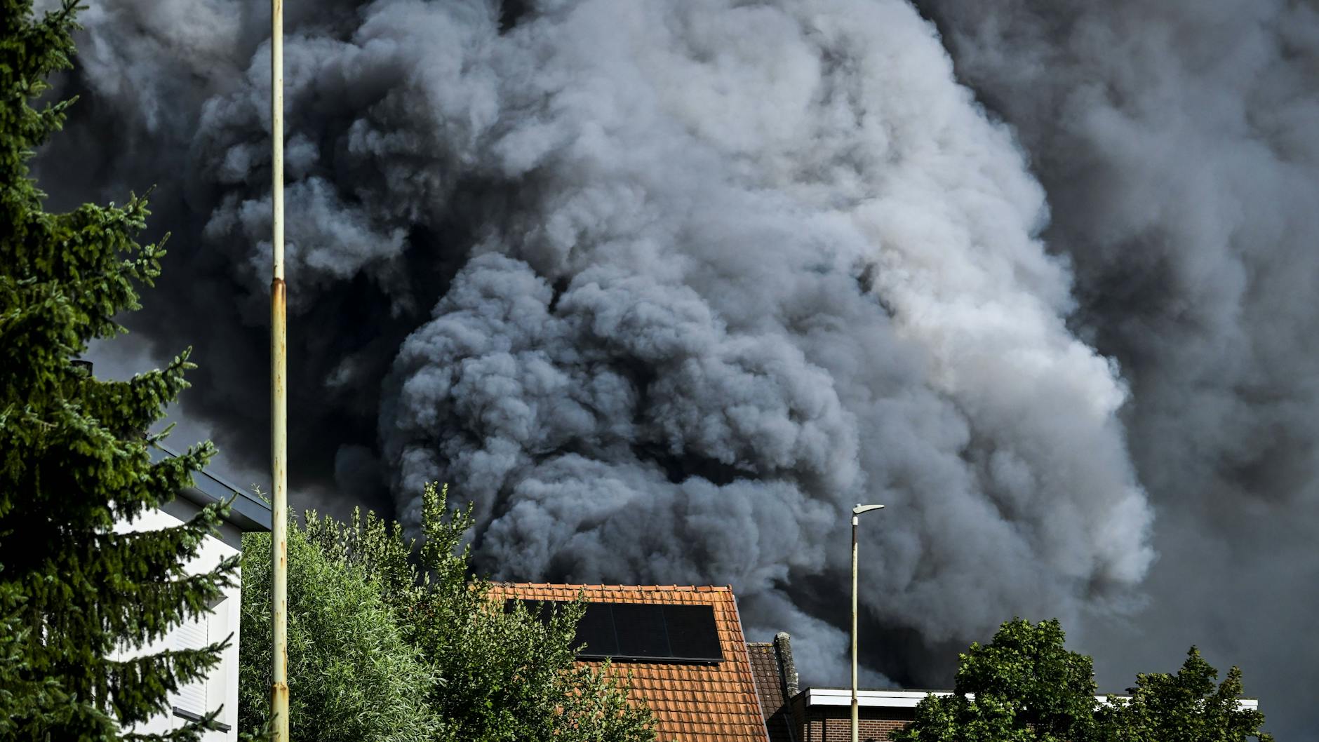 Die Hauptbühne des Tomorrowland war am Mittwoch bei einem verheerenden Feuer vollständig abgebrannt.