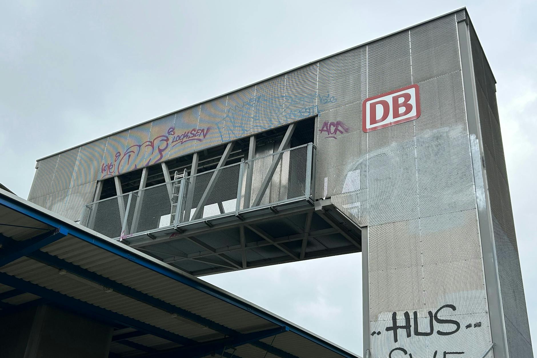 Die Kabine des Peoplemover am Betriebsbahnhof Rummelsburg fährt erst nach oben, dann waagerecht über die Gleise, dann wieder runter. Doch der besondere Aufzug, von dem es in Deutschland nur zwei Exemplare gibt, ist ständig defekt.