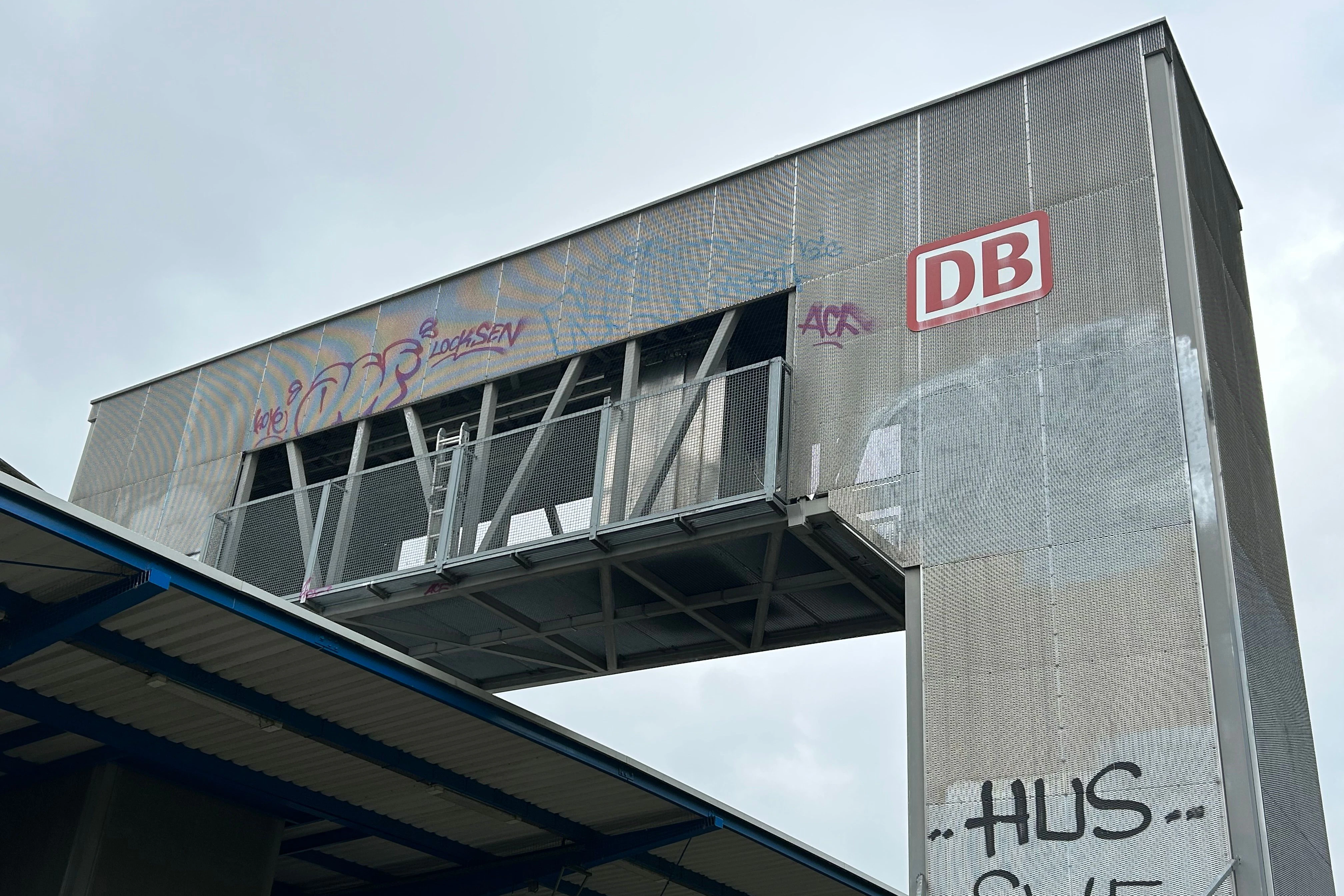 Die Kabine des Peoplemover am Betriebsbahnhof Rummelsburg fährt erst nach oben, dann waagerecht über die Gleise, dann wieder runter. Doch der besondere Aufzug, von dem es in Deutschland nur zwei Exemplare gibt, ist ständig defekt.