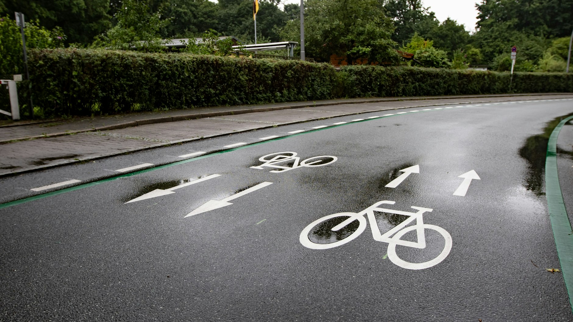 Für diese neue Fahrradstraße am Charles-Corcelle-Ring in Berlin-Wedding wurden die dringend benötigten Parkplätze der Kleingärtner gekillt. 