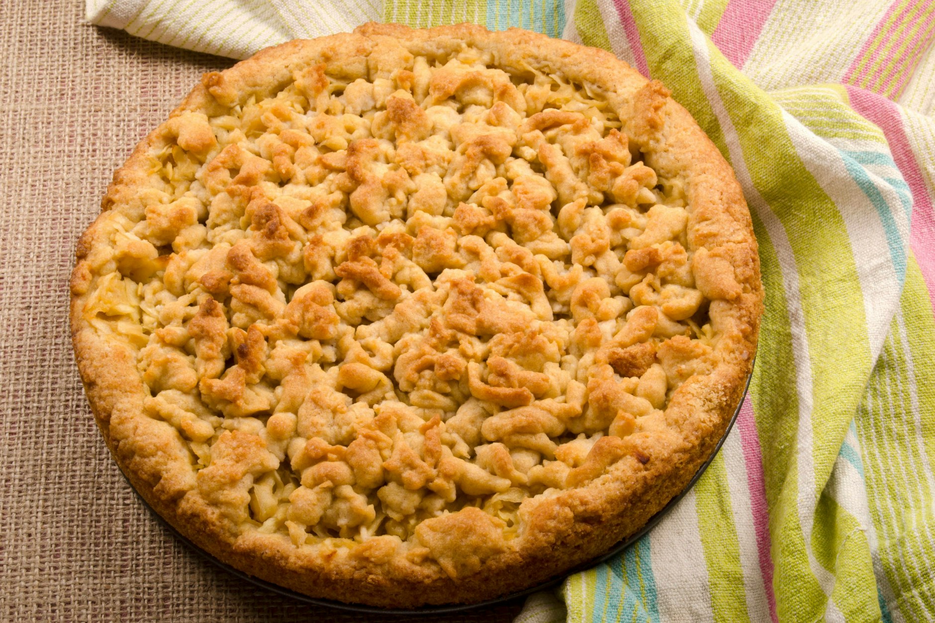 Streuselkuchen mit Pudding schmeckt einfach immer - unser Rezept stammt aus Omas Backbuch, ist perfekt für Ihr Wochenende.
