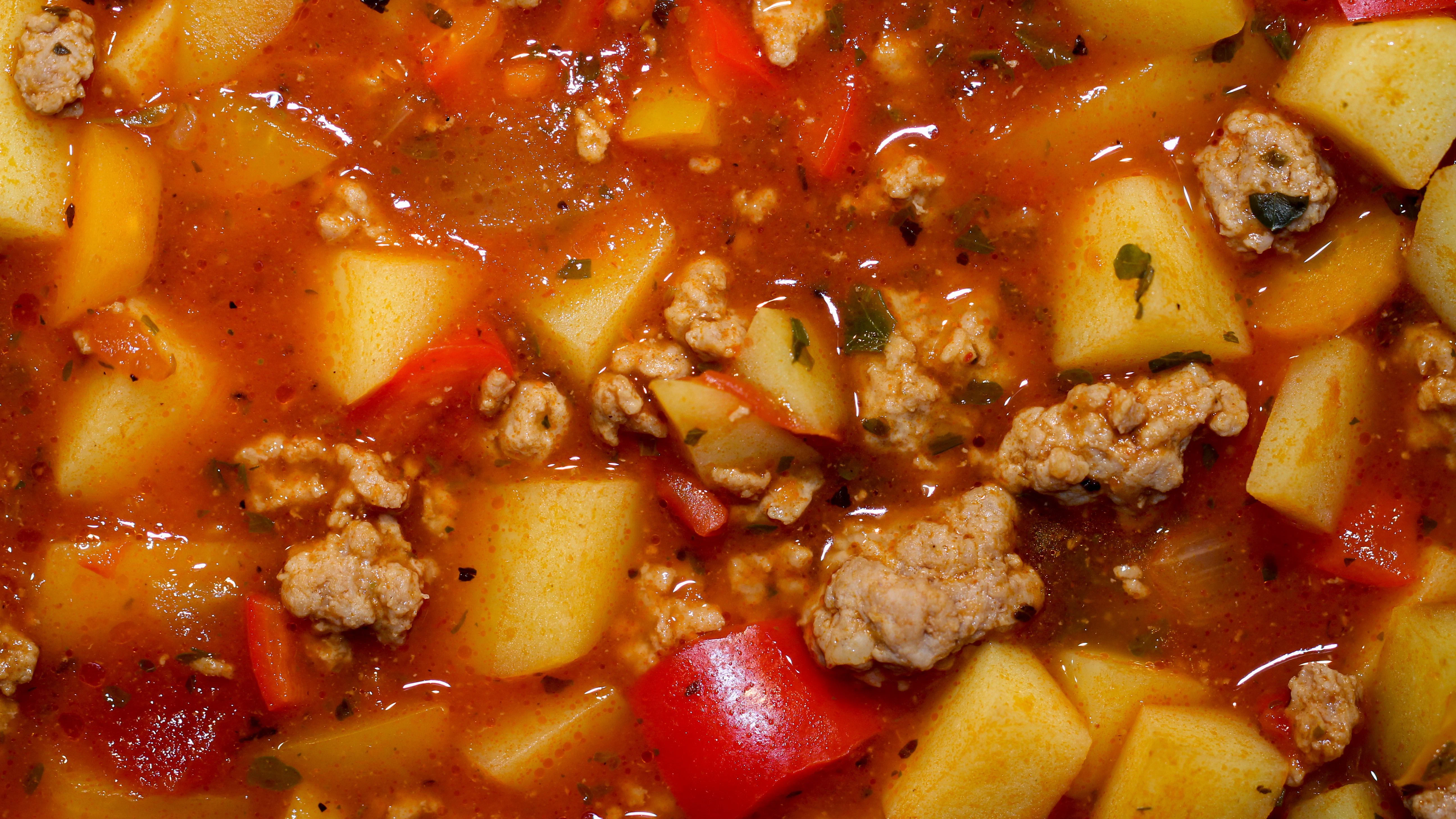 Der Räubertopf nach Omas Rezept ist ein herzhaftes Gericht mit Hackfleisch, Kartoffeln und Gemüse, perfekt für die ganze Familie.
