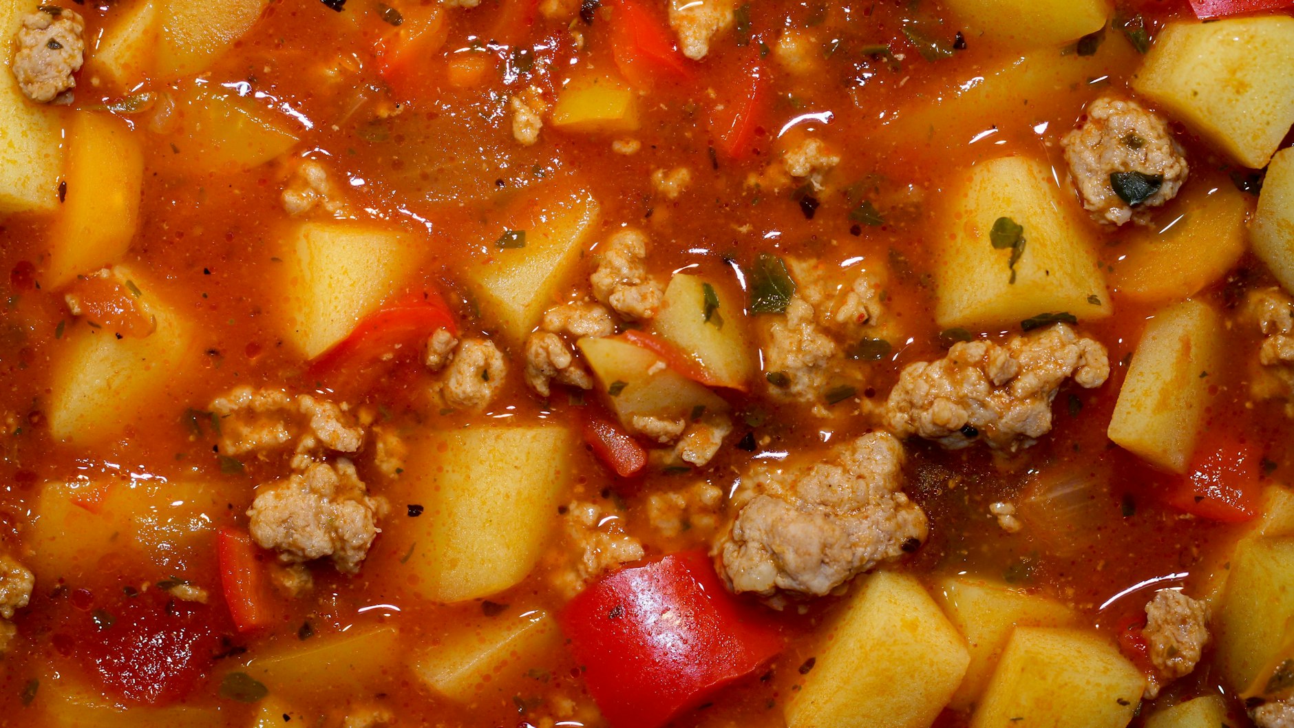 Der Räubertopf nach Omas Rezept ist ein herzhaftes Gericht mit Hackfleisch, Kartoffeln und Gemüse, perfekt für die ganze Familie.