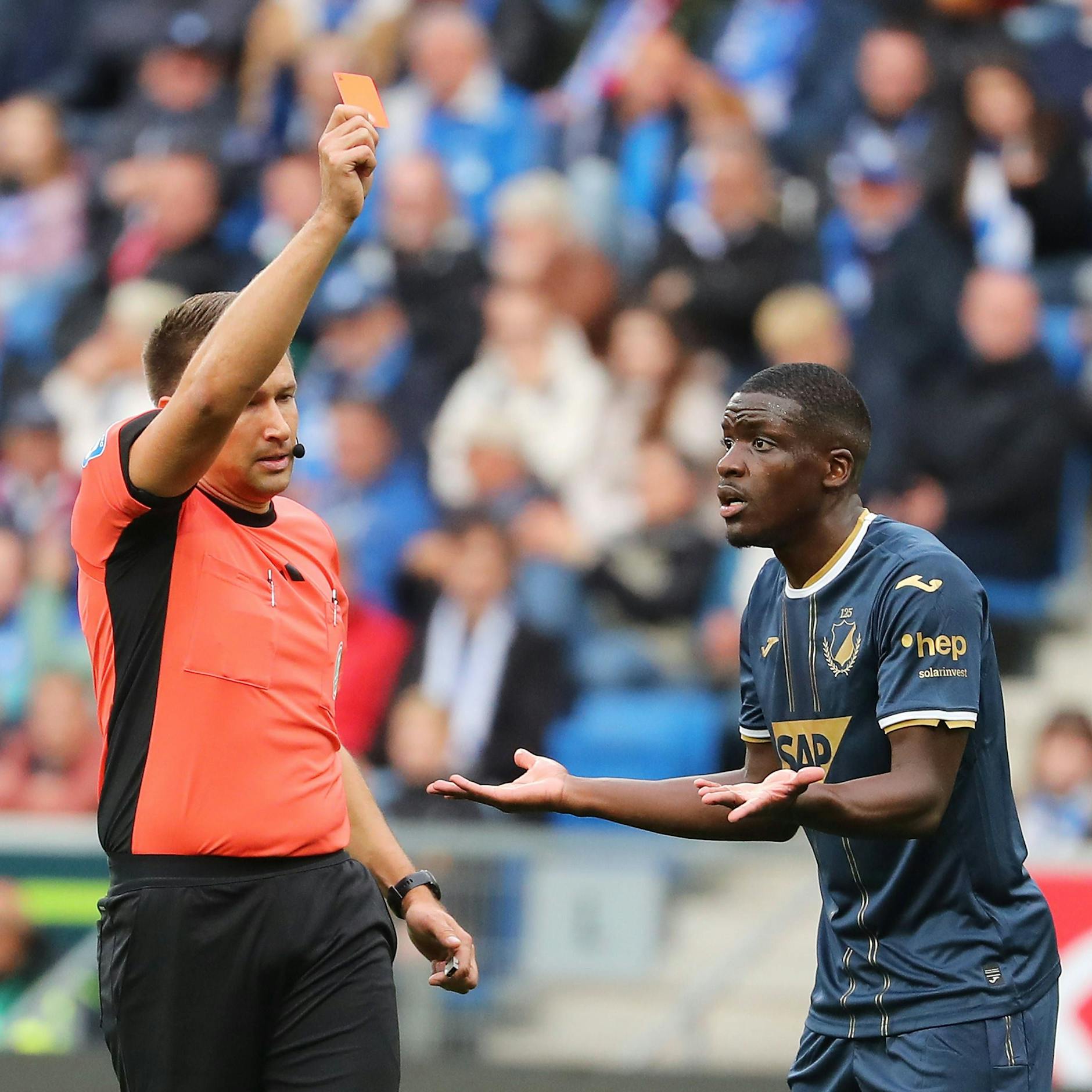 Hoffenheims Stanley Nsoki sah im September gegen Bremen Rot. Die TSG verlor nach 3:0-Führung danach 3:4 gegen Werder.