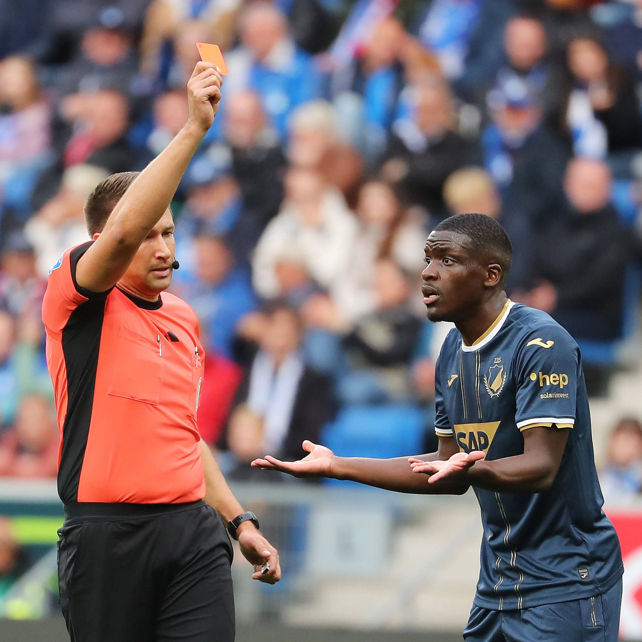 Hoffenheims Stanley Nsoki sah im September gegen Bremen Rot. Die TSG verlor nach 3:0-Führung danach 3:4 gegen Werder.