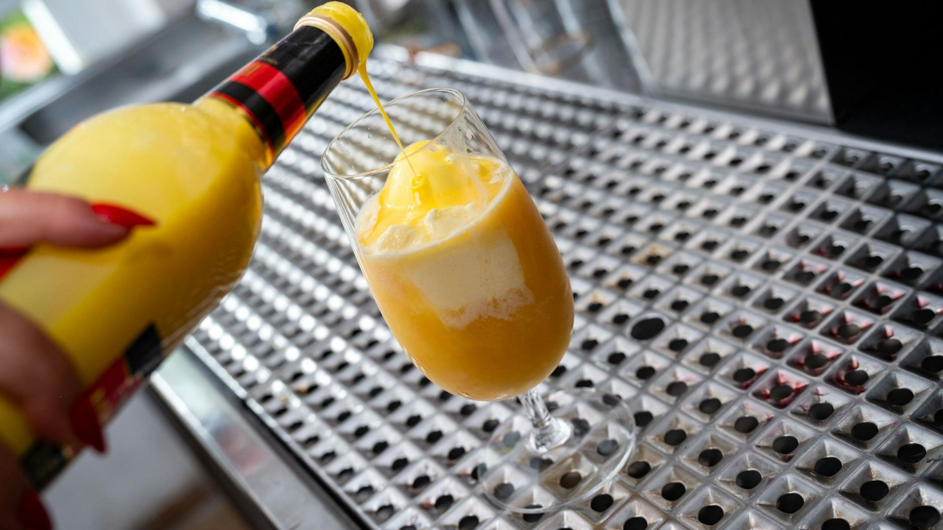 Der sanfte Engel besteht aus Vanilleeis, Orangensaft, einem Schuss Eierlikör und Sekt.