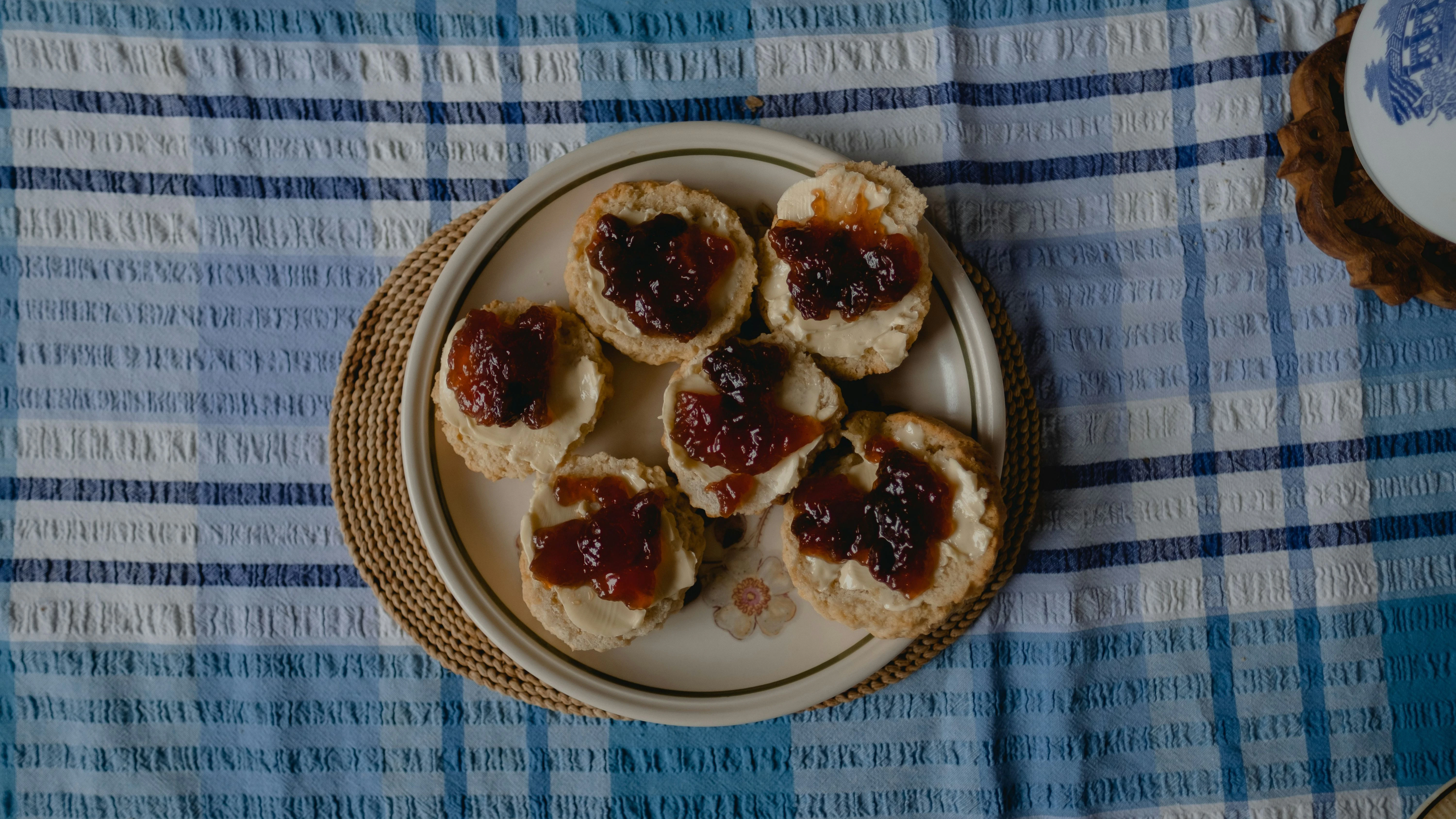 Die klassischen Scones aus Großbritannien werden mit Clotted Cream gegessen, mit Butter schmecken sie aber auch sehr gut.