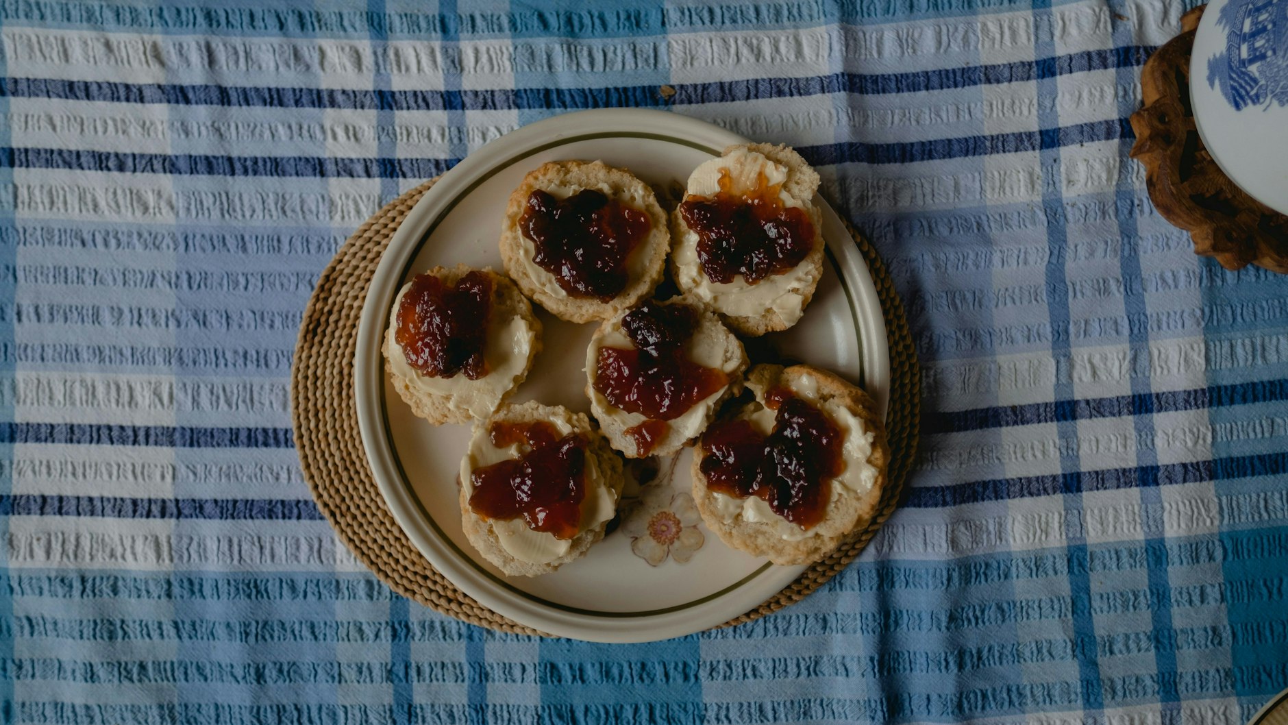 Die klassischen Scones aus Großbritannien werden mit Clotted Cream gegessen, mit Butter schmecken sie aber auch sehr gut.