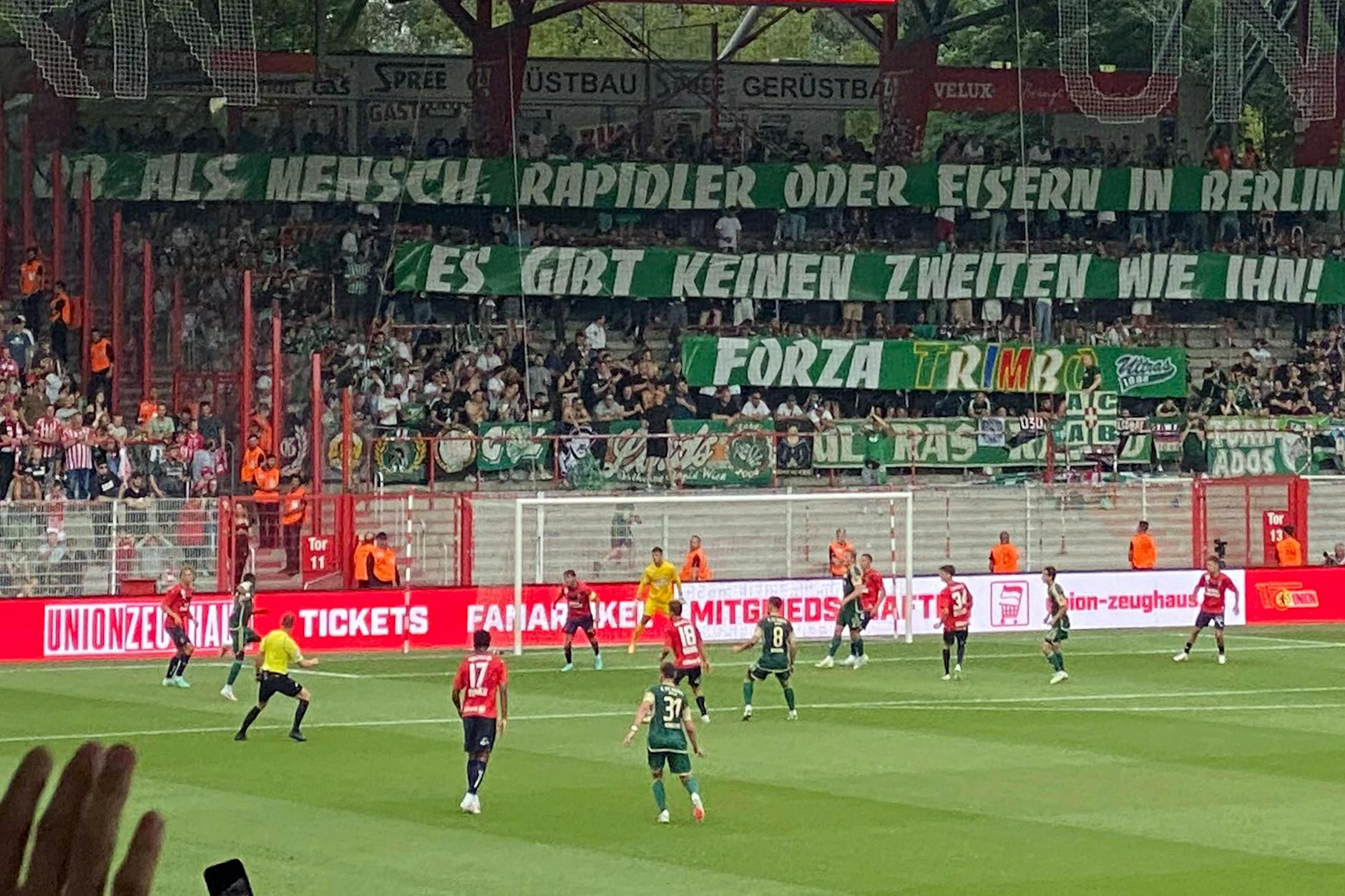 Die Fans von Rapid Wien sorgten in Köpenick mit einem Banner beim Testspiel gegen den 1. FC Union für Gänsehaut bei Christopher Trimmel.