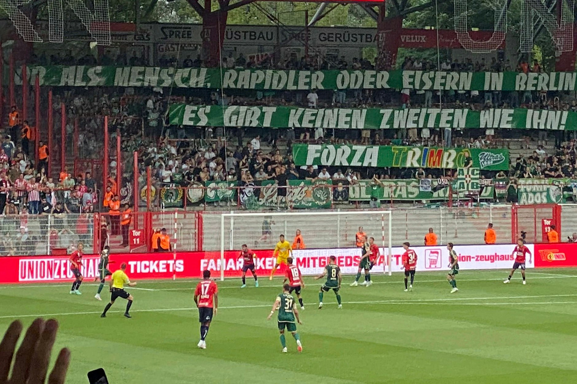 Die Fans von Rapid Wien sorgten in Köpenick mit einem Banner beim Testspiel gegen den 1. FC Union für Gänsehaut bei Christopher Trimmel. 