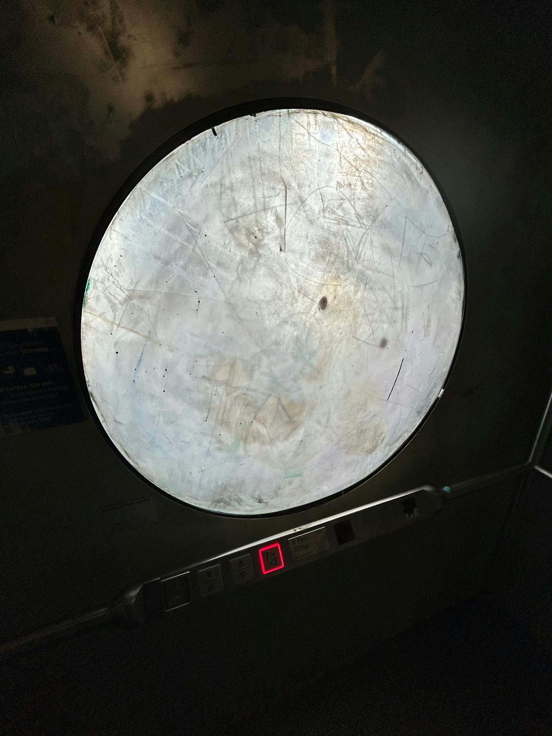 Auch das Innere des Peoplemover ist nicht wirklich einladend: Der Fahrstuhl ist dunkel, durch das verkratzte und dreckige Fenster kann man nichts sehen.