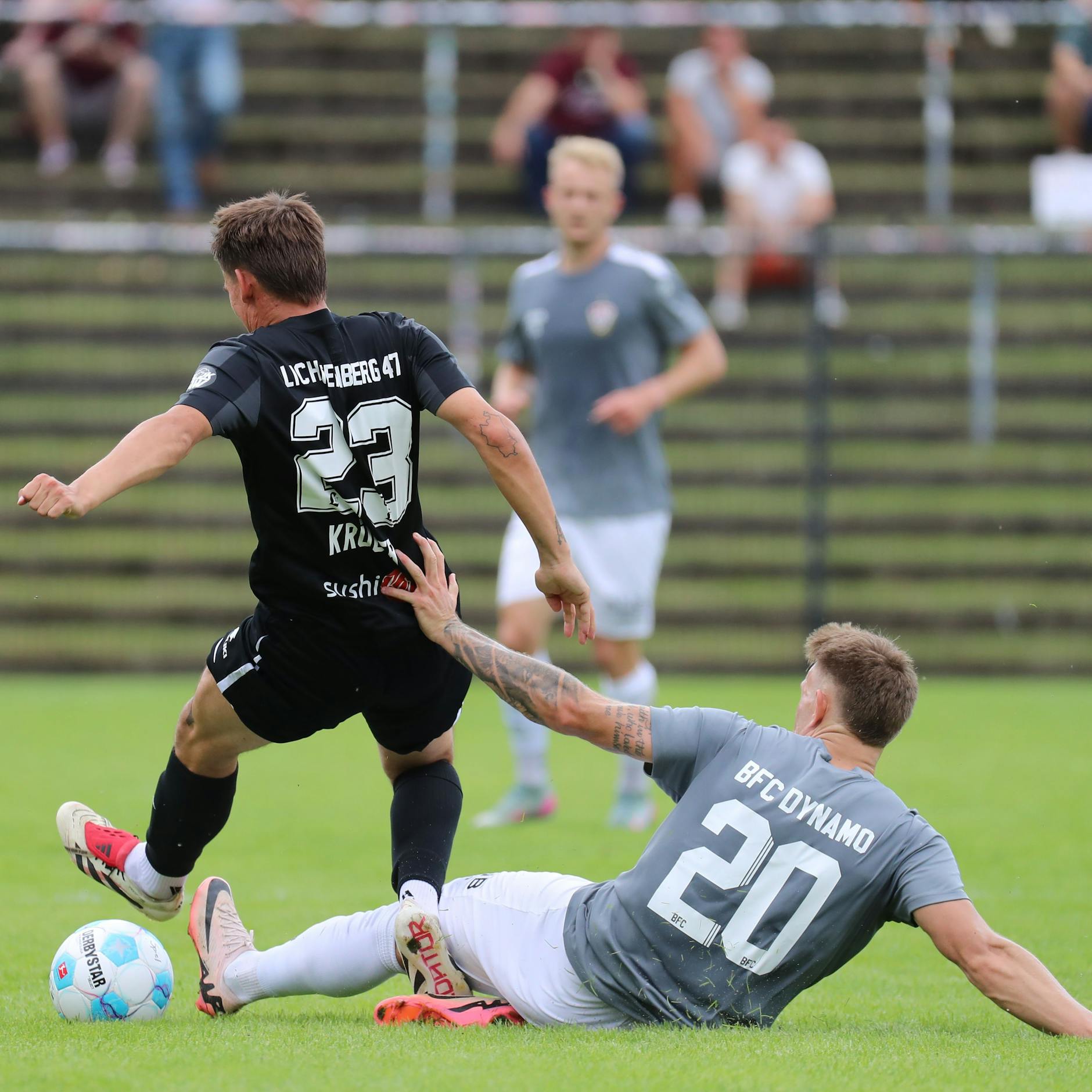 BFC-Stürmer Leandro Putaro grätscht Lichtenbergs Paul Krüger rüde von hinten um.