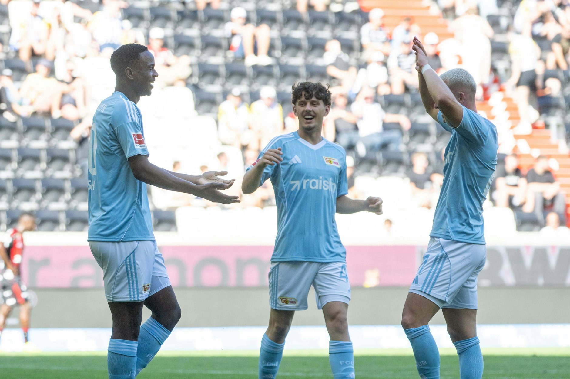 Ilyas Ansah, Duje Sliskovic und Tim Skarke jubeln über das 2:0 für den 1. FC Union beim Test in Linz.