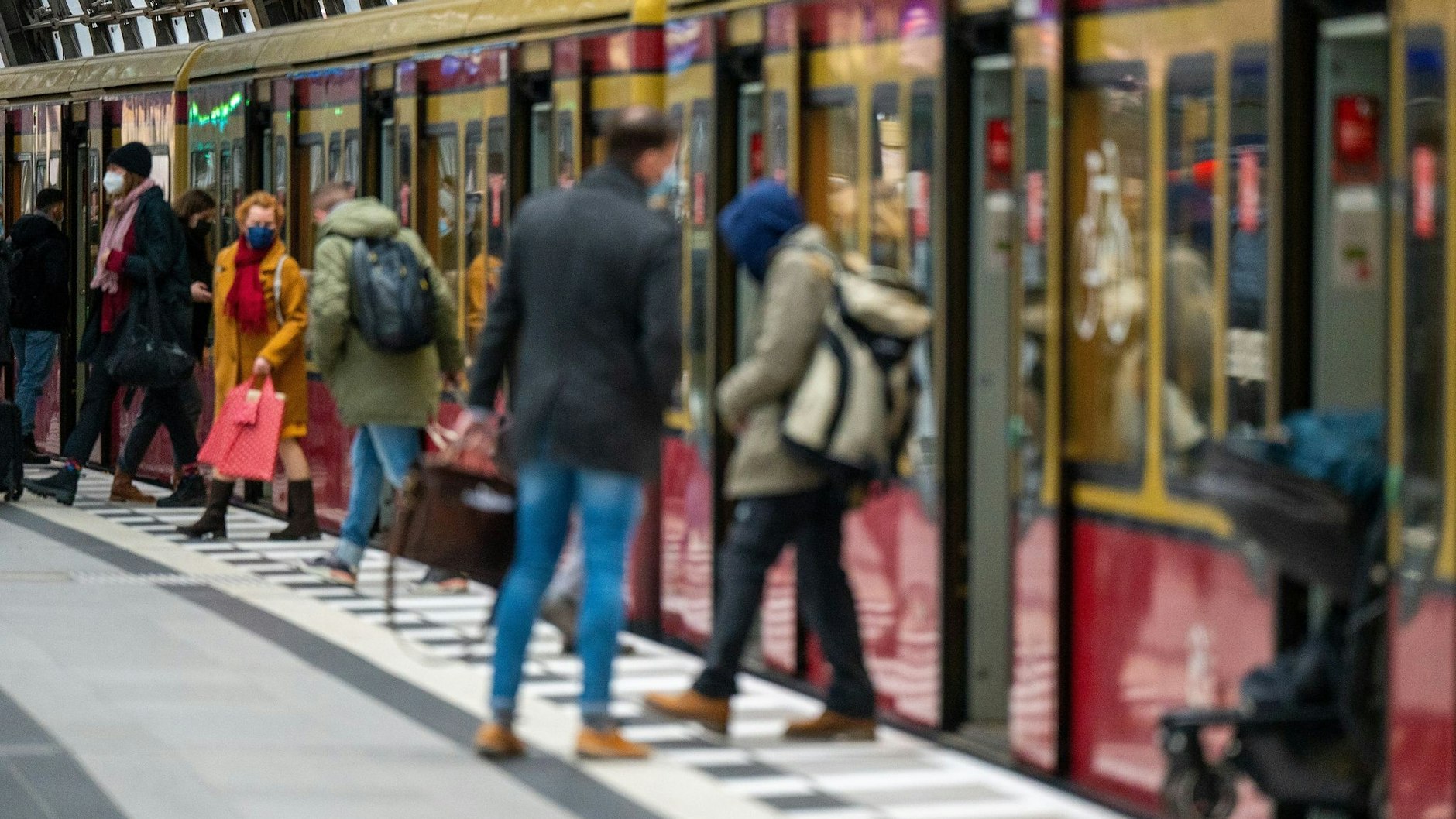 Wer die S-Bahn nutzt, um zur Arbeit zu kommen, muss sich in den Sommerferien wieder auf Einschränkungen auf etlichen Linien einstellen.
