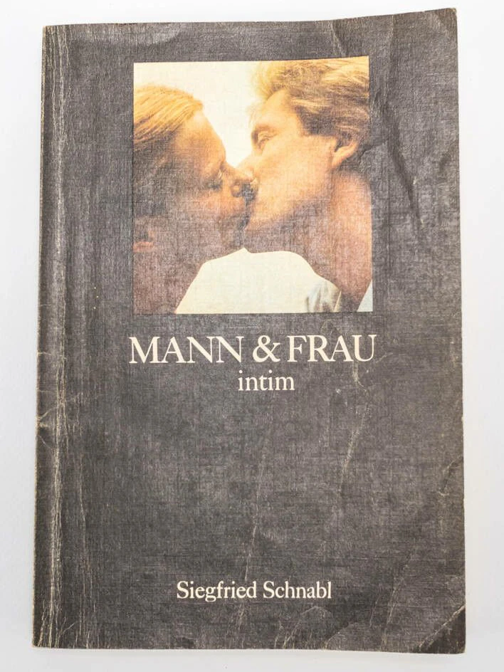 Auch im Fundus des DDR Museum Berlin, das eine feste Ausstellung in der Karl-Liebknecht-Straße und ein Depot in Marzahn betreibt, finden sich Exemplare von Mann und Frau intim.