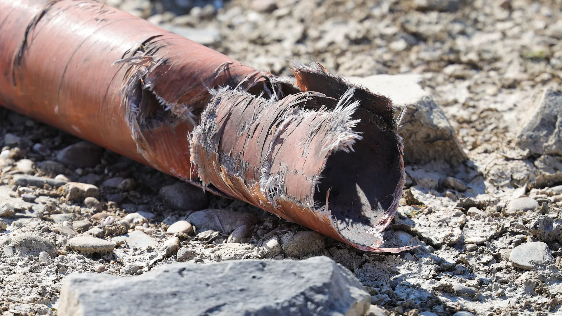 Bilder von der Unfallstelle zeigen ein zerfetztes Abschussrohr. Möglich, dass hier eine Feuerwerksbombe direkt im Rohr explodierte und eine Kettenreaktion auslöste.