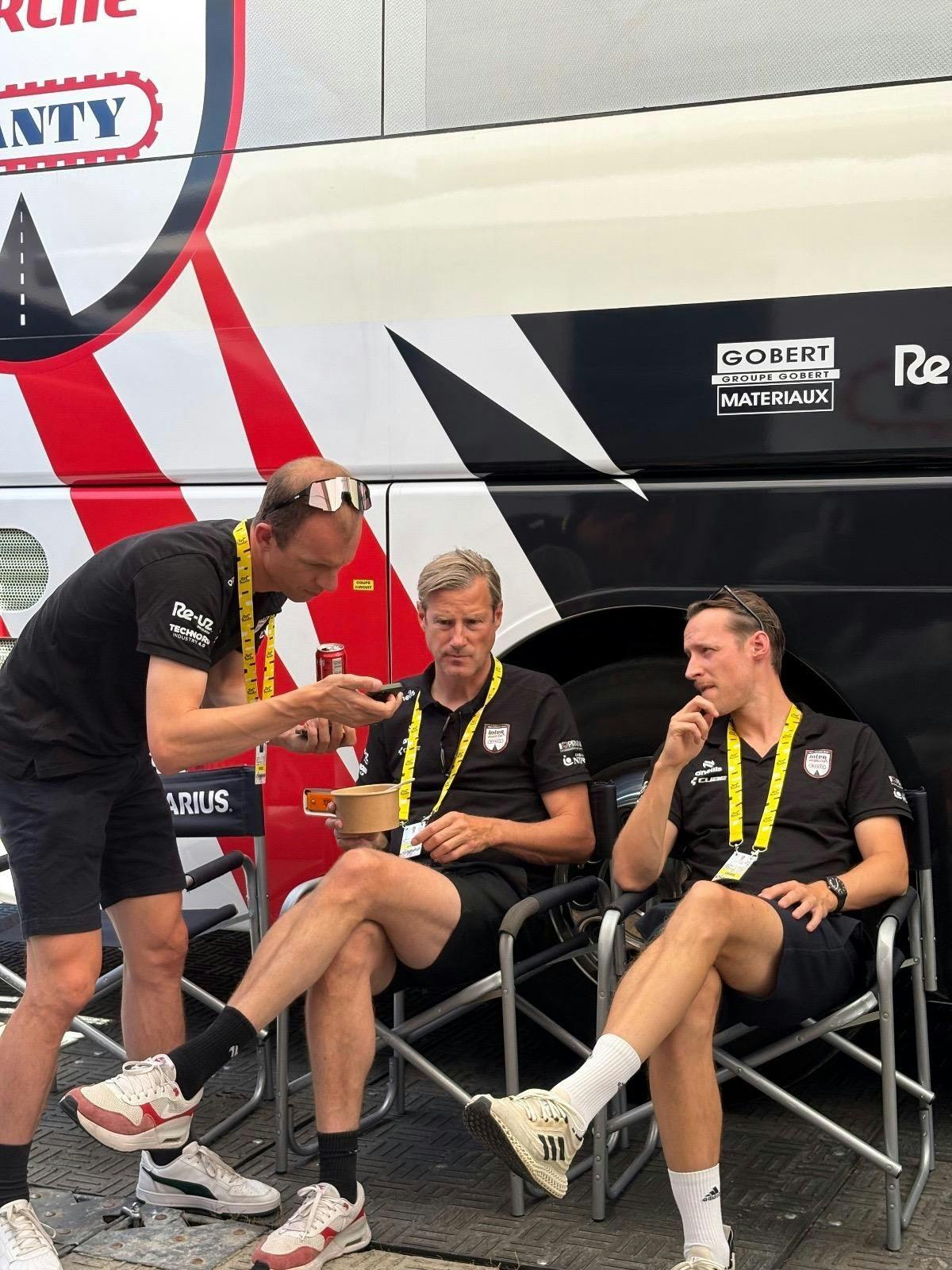 Die Sportbosse Dimitri Claeys (l.) und Aike Visbeek besprechen sich. Teamarzt Benedikt Schäfer hört zu.